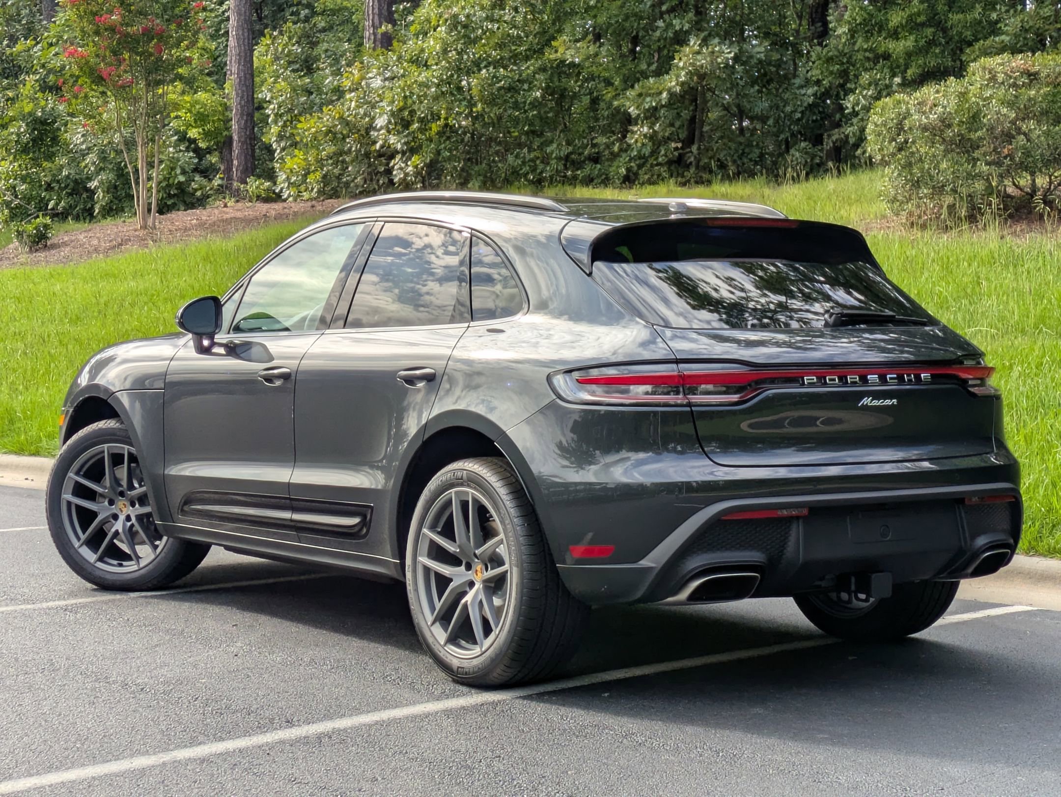 2026 Porsche Macan T photo 2