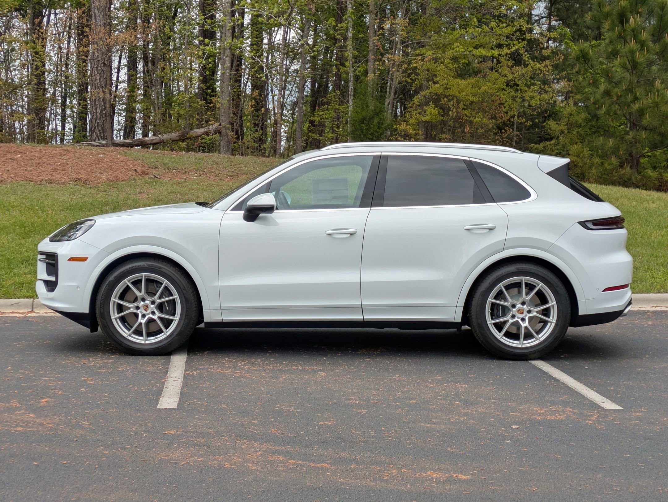 2025 Porsche Cayenne photo 2