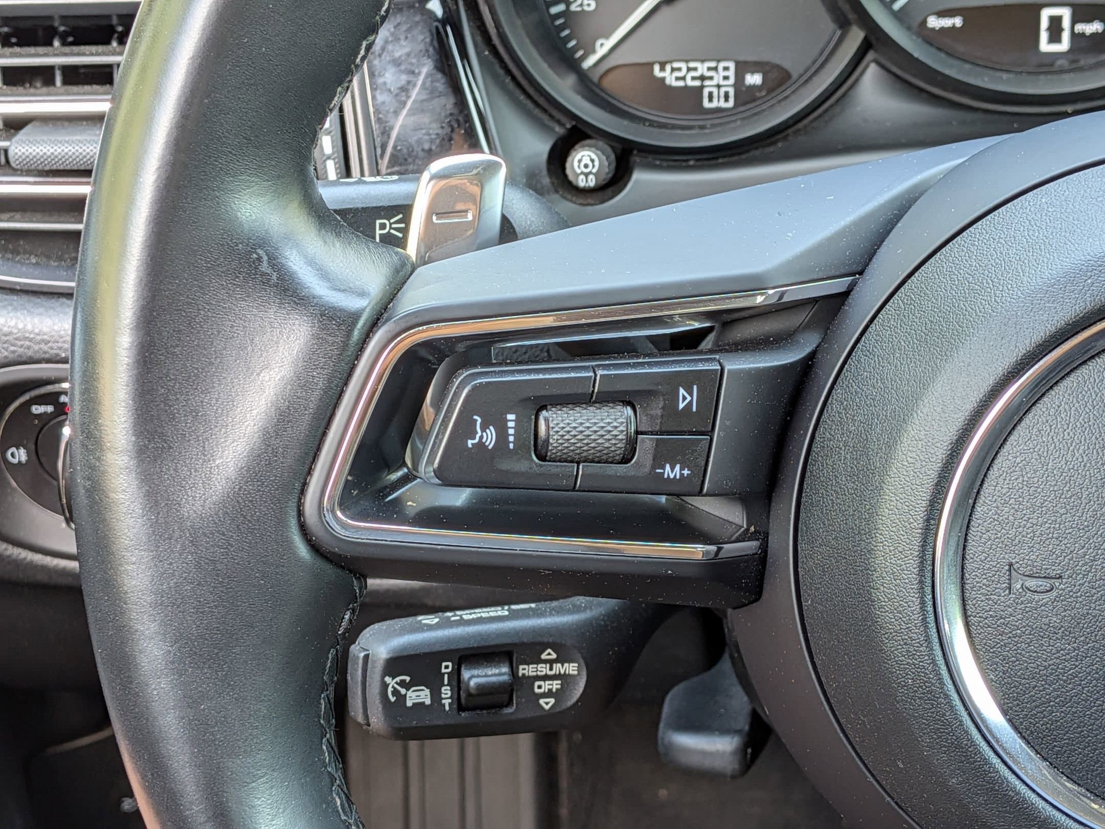 2023 Porsche Macan photo 3