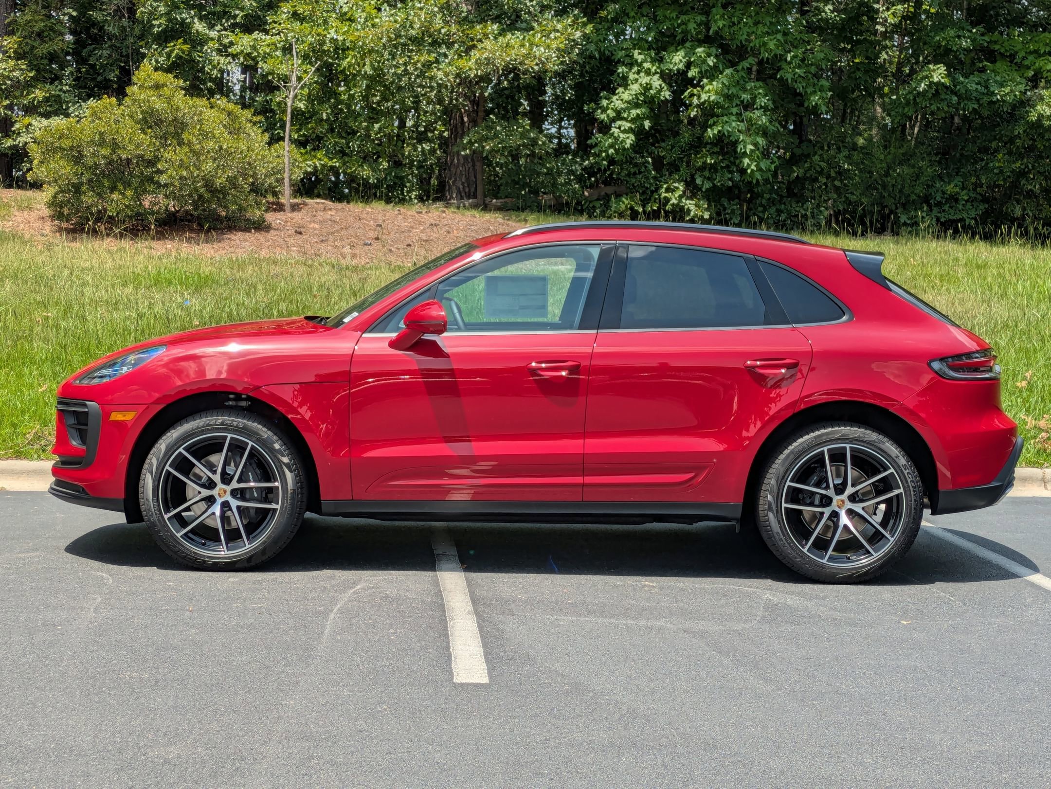 2025 Porsche Macan T photo 2
