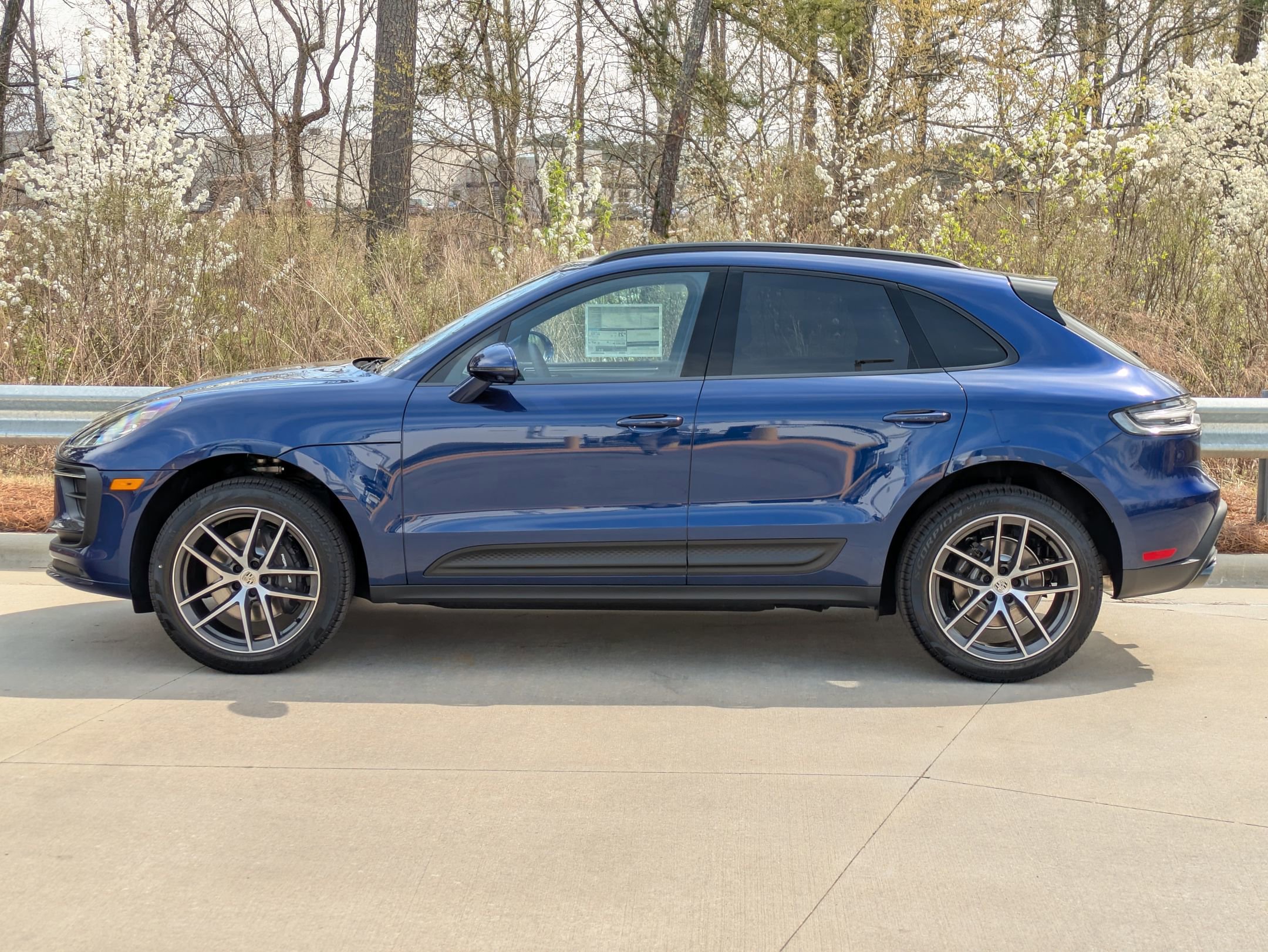 2025 Porsche Macan T photo 2