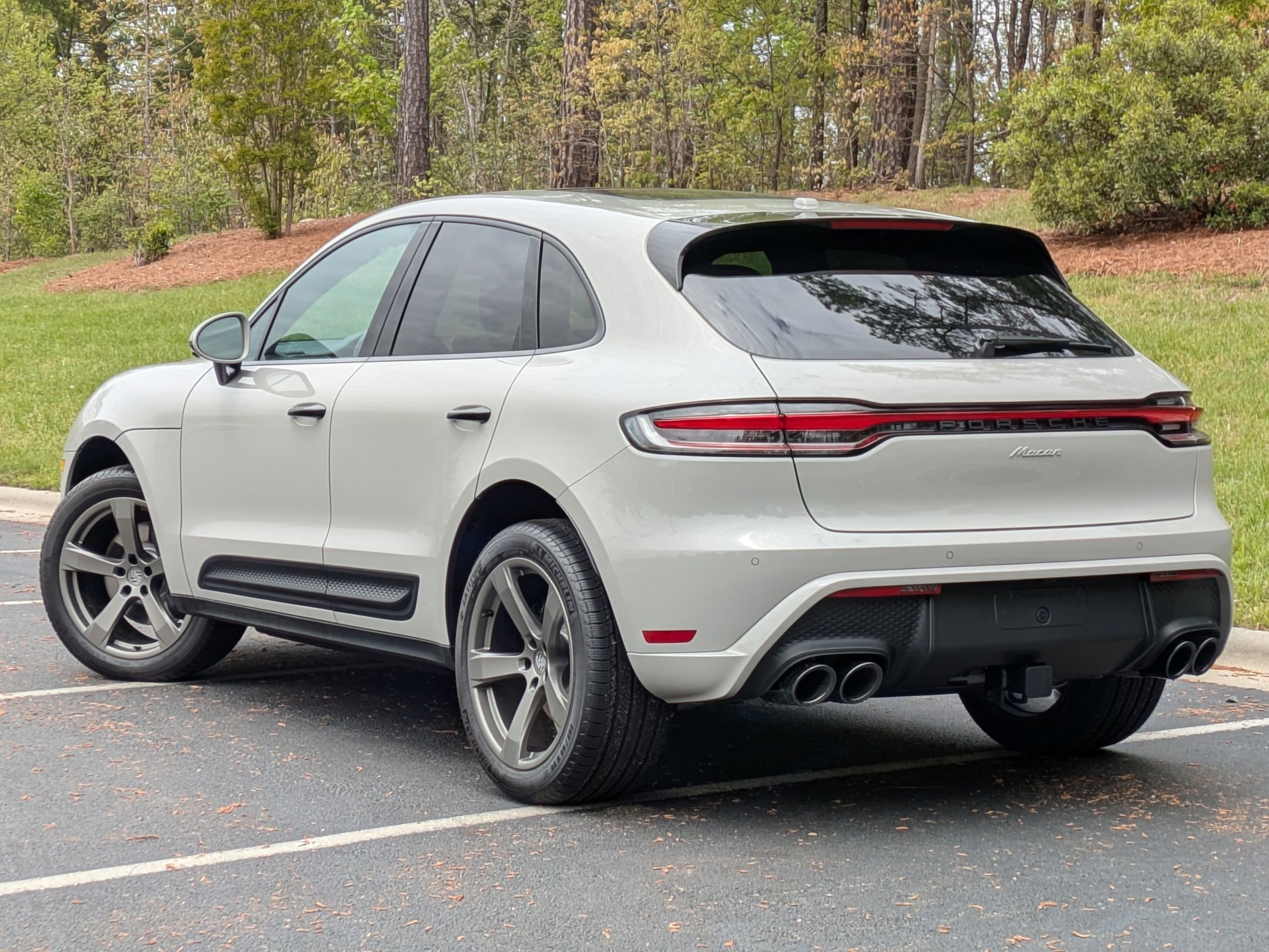 2025 Porsche Macan T photo 3