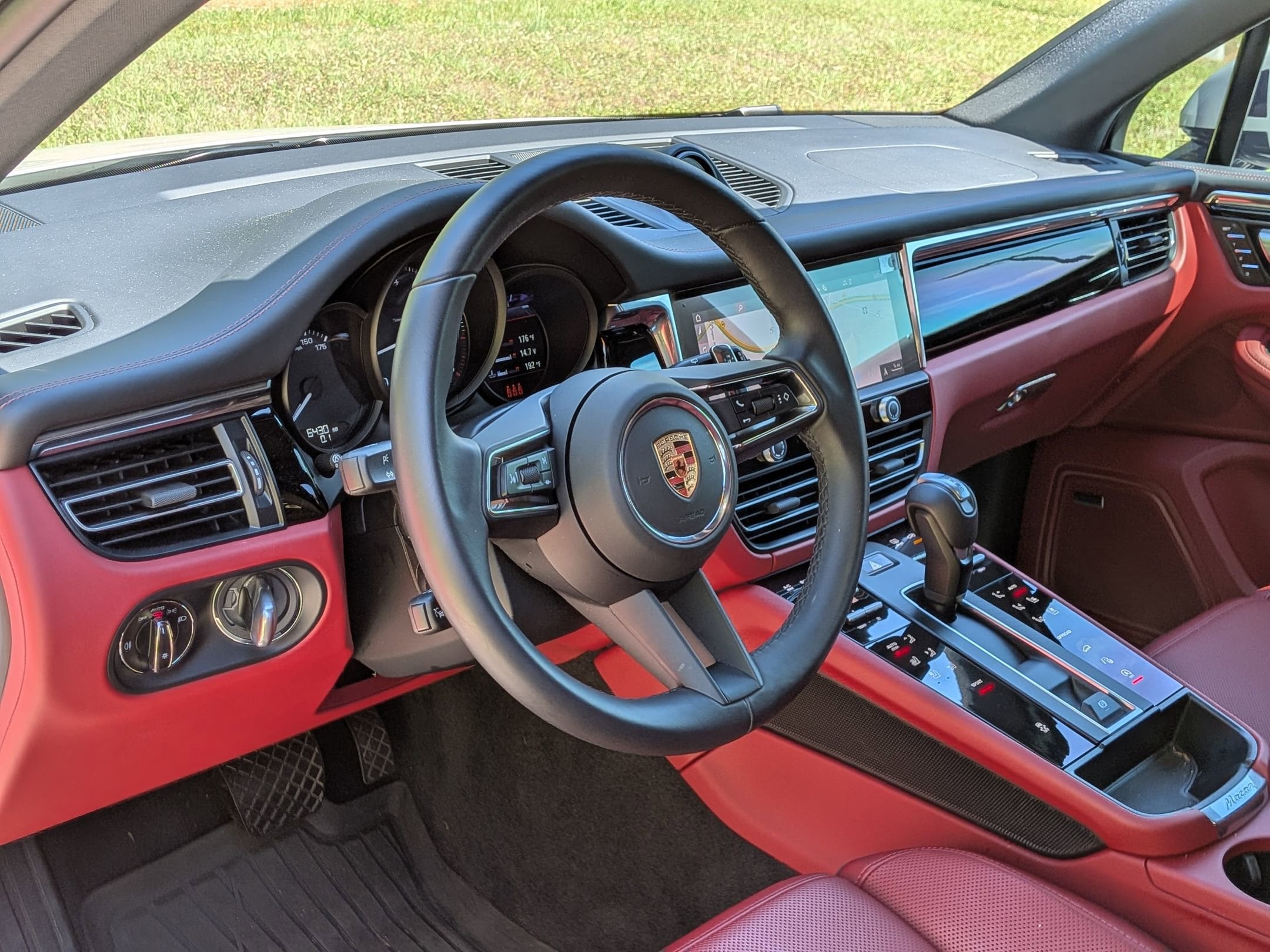 2025 Porsche Macan photo 2
