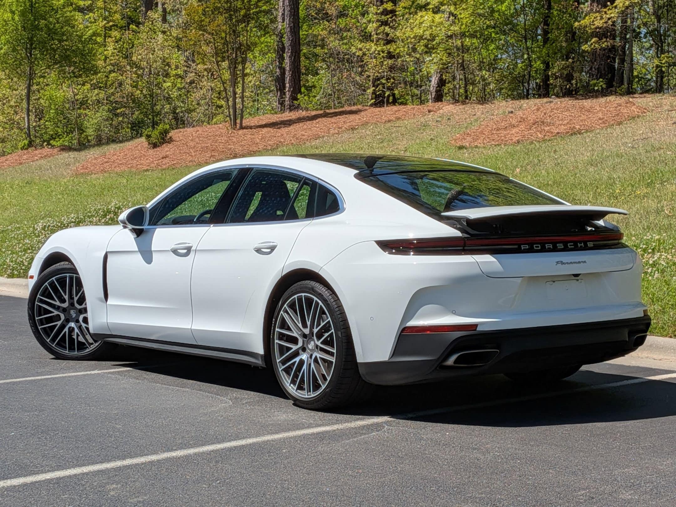 2024 Porsche Panamera photo 2