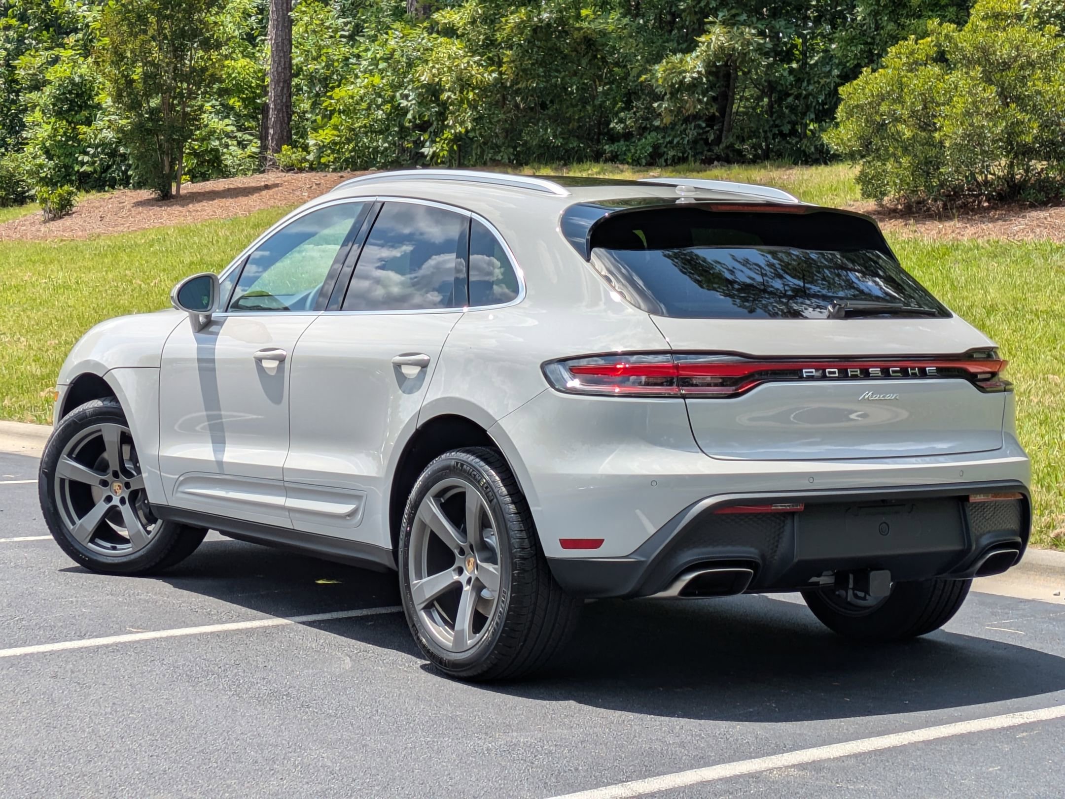 2025 Porsche Macan T photo 2