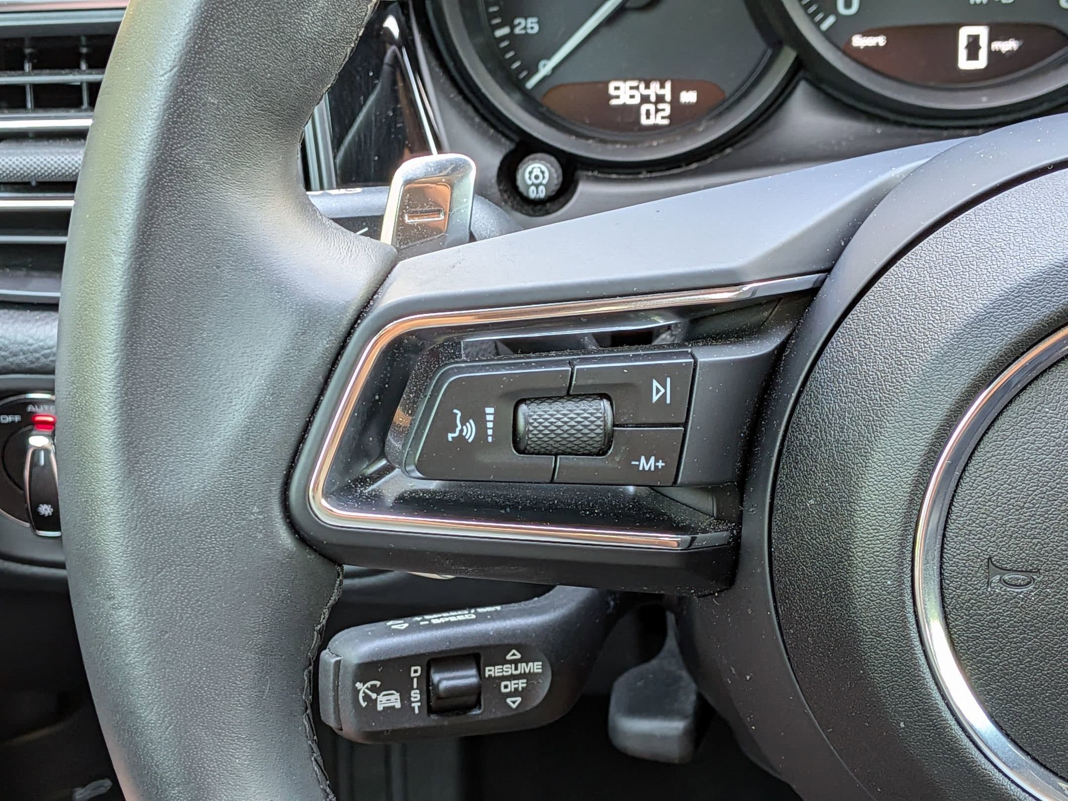 2025 Porsche Macan photo 3