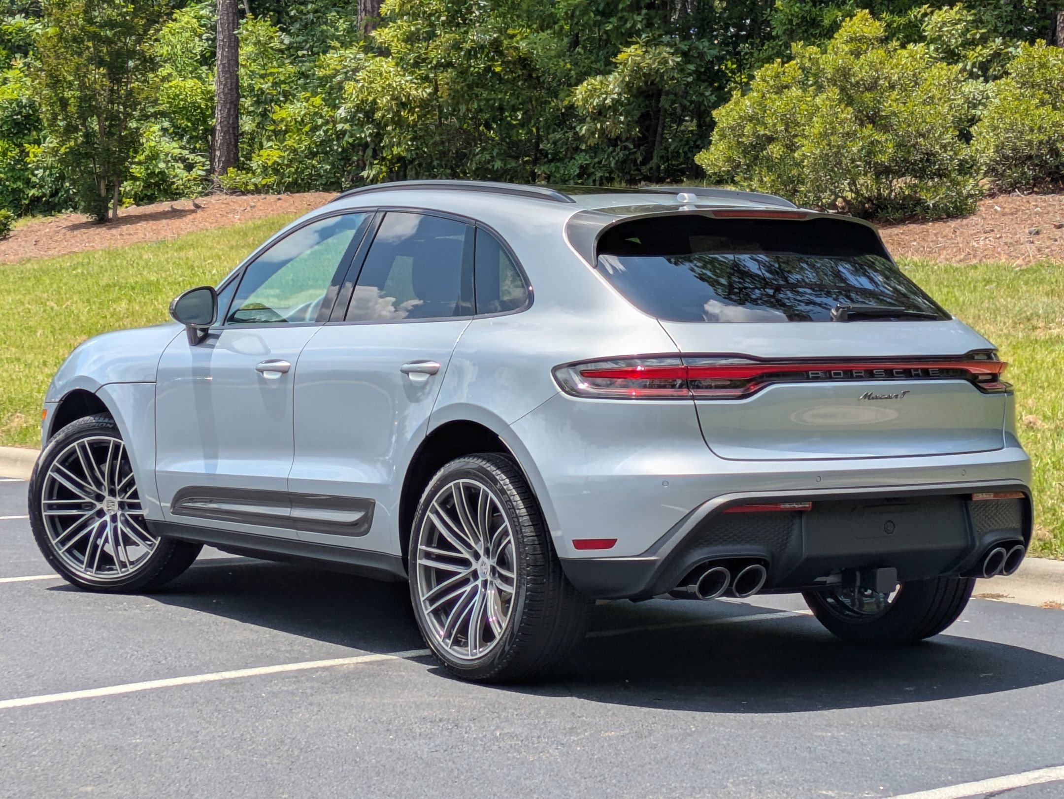 2025 Porsche Macan T photo 3