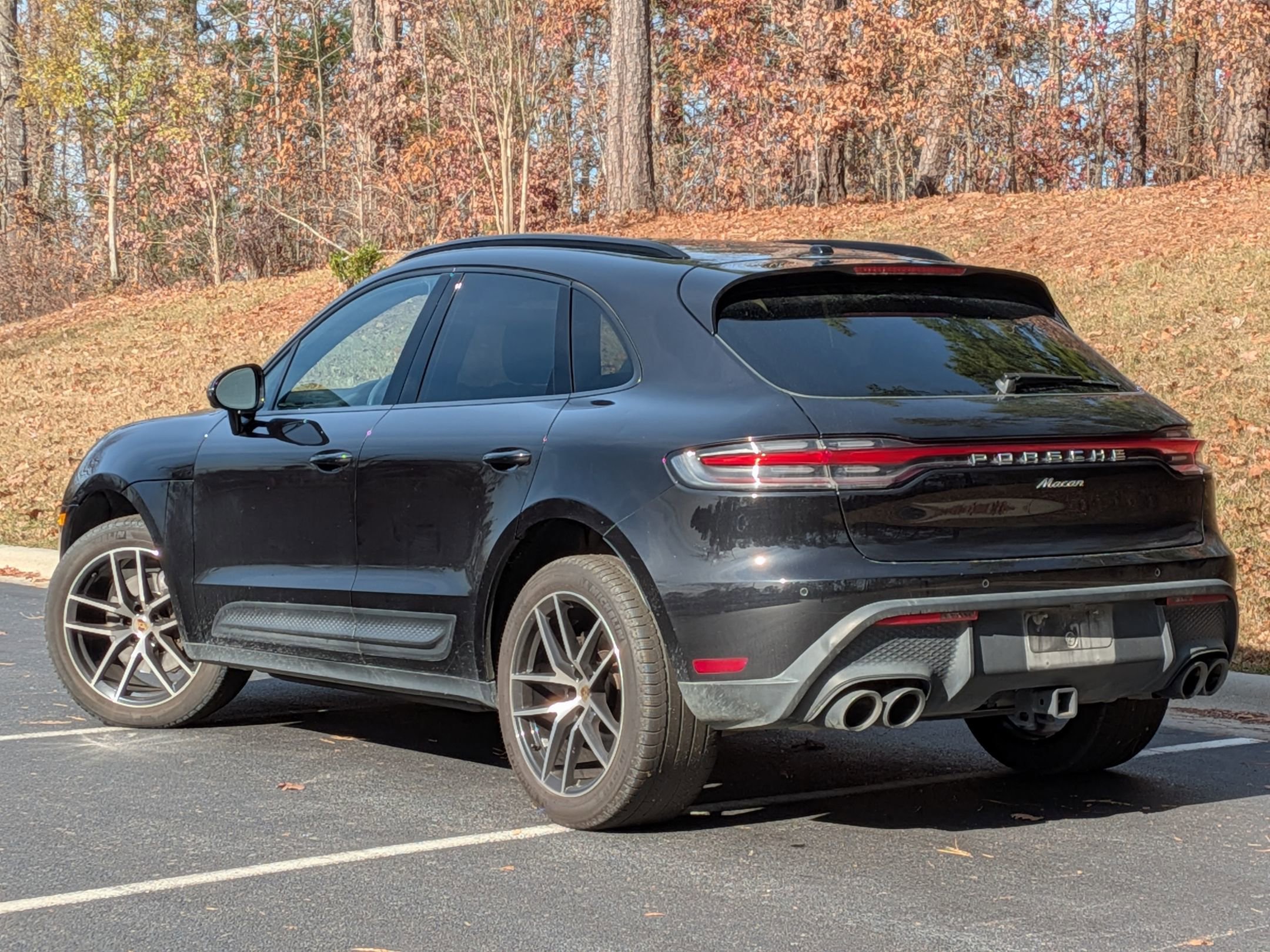 2023 Porsche Macan T photo 3