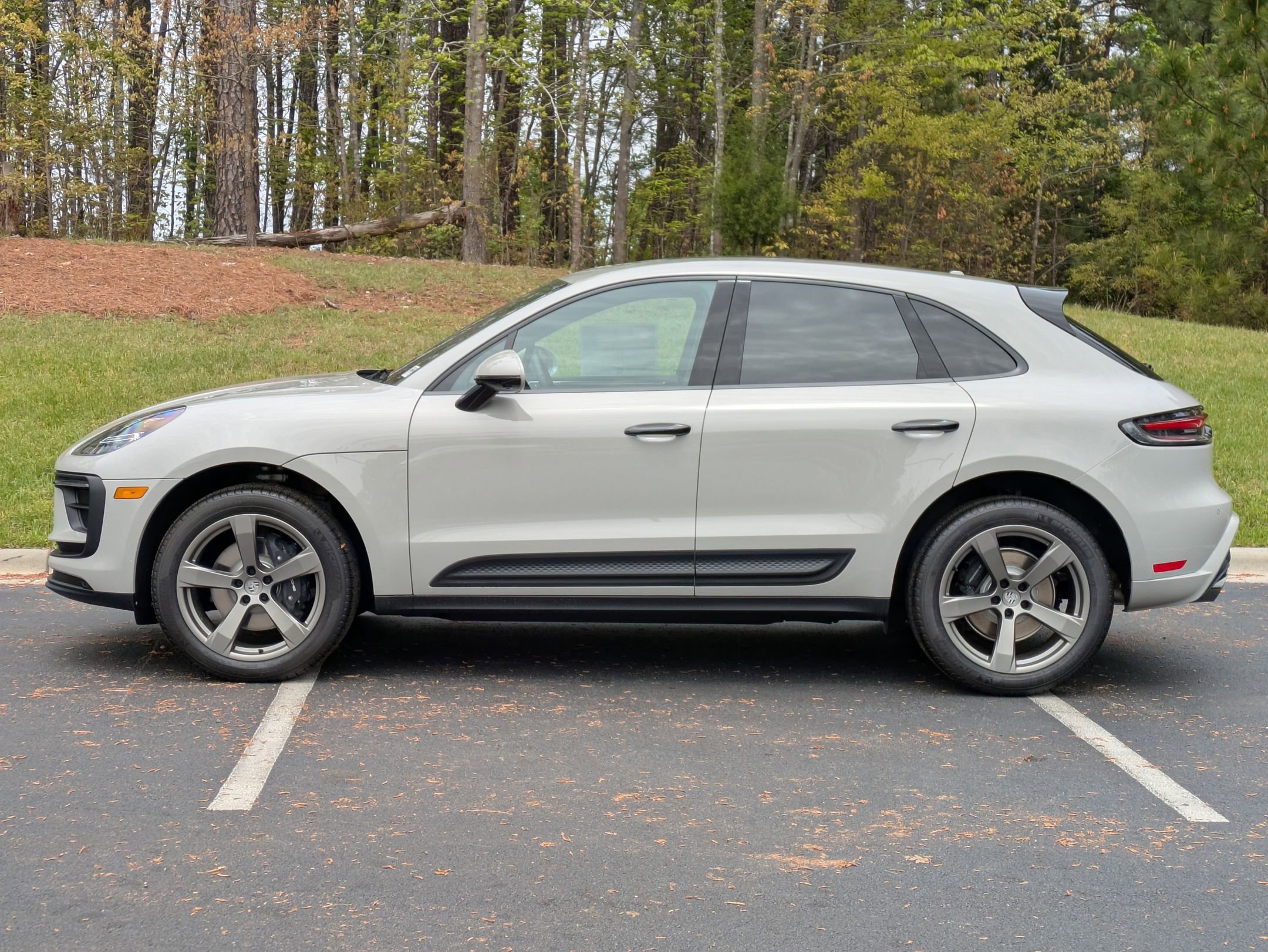 2025 Porsche Macan T photo 2