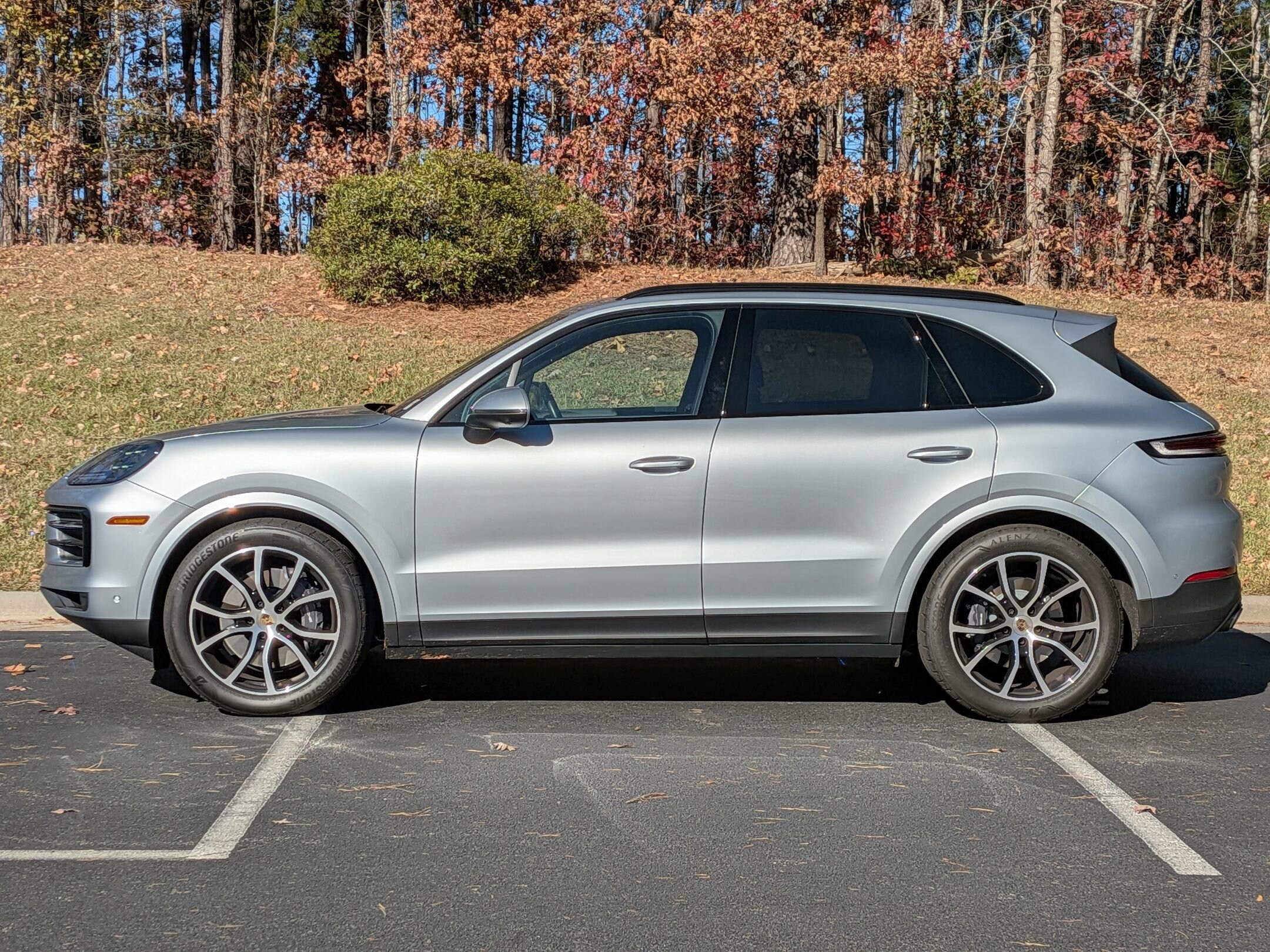 2024 Porsche Cayenne photo 2