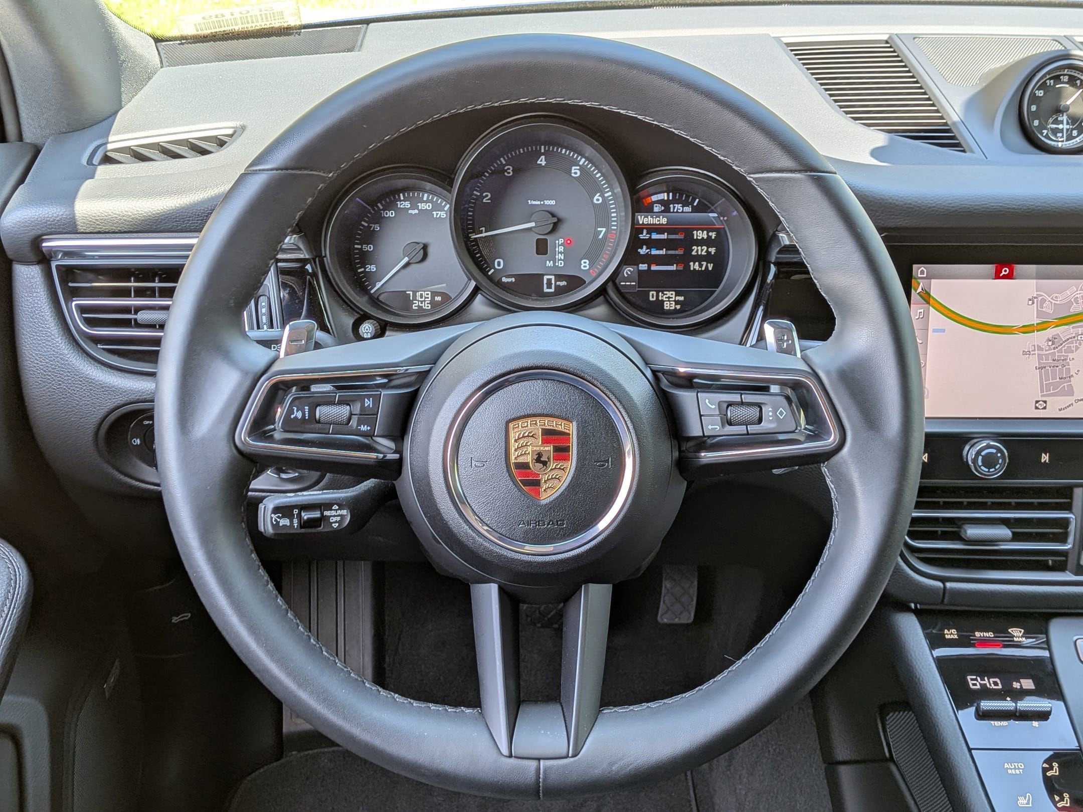 2025 Porsche Macan photo 3