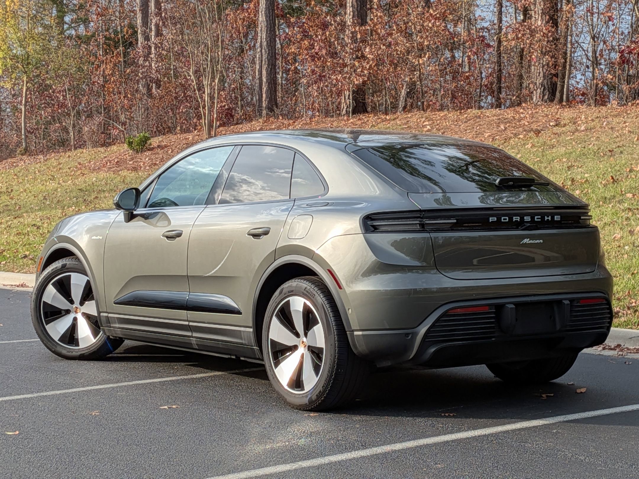 2025 Porsche Macan Electric photo 2