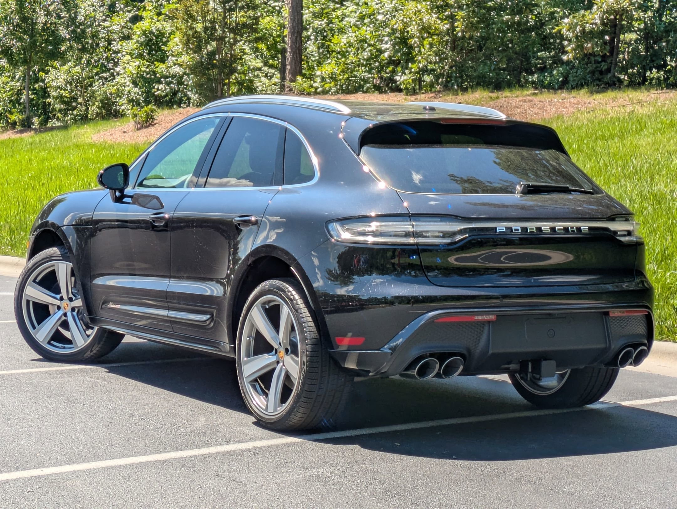 2025 Porsche Macan T photo 3