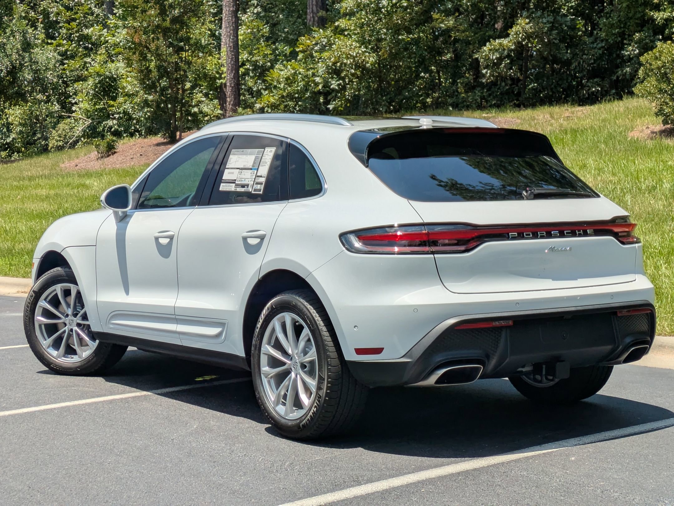 2025 Porsche Macan T photo 2