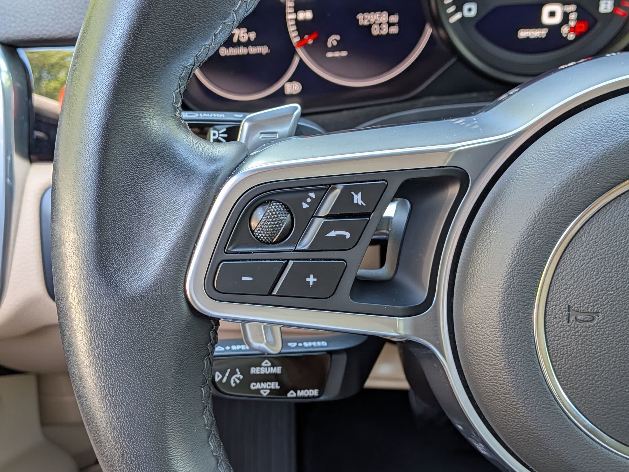 2022 Porsche Cayenne Platinum Edition photo 3
