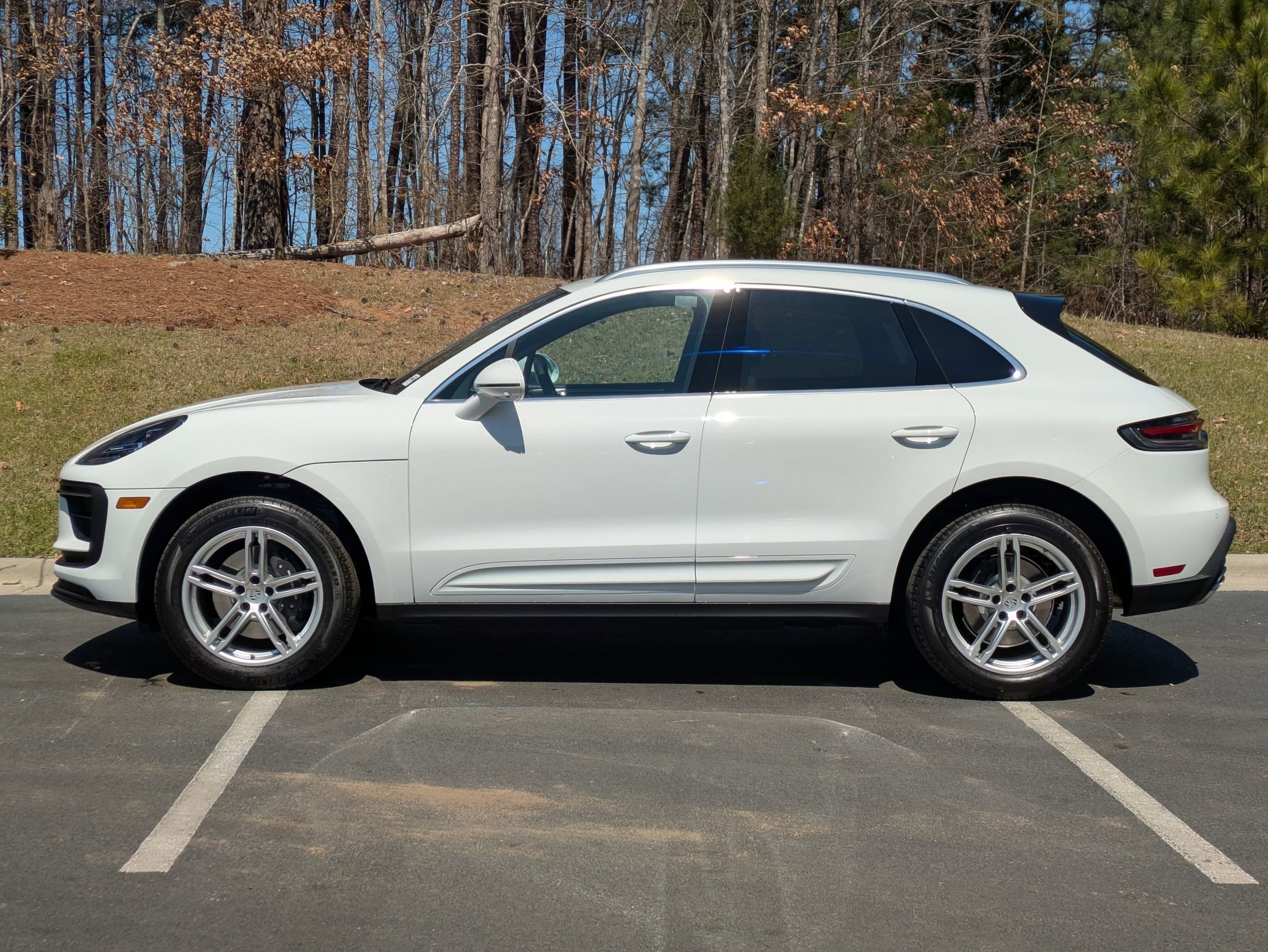2025 Porsche Macan T photo 2
