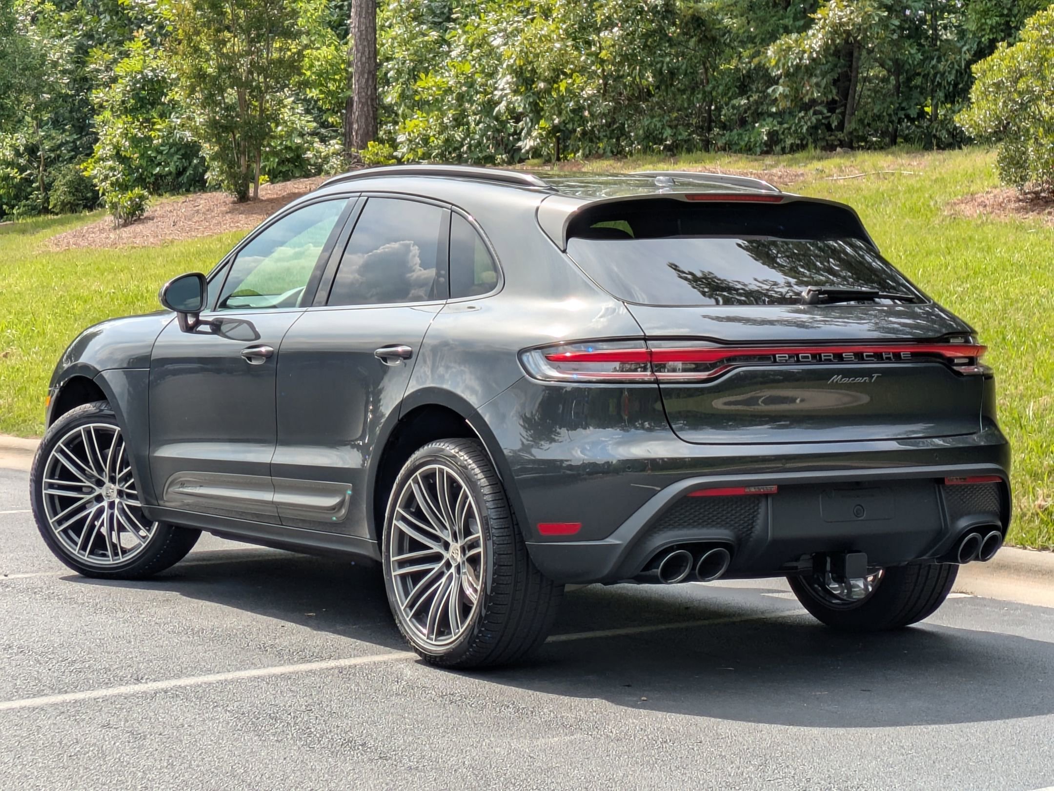 2025 Porsche Macan T photo 2