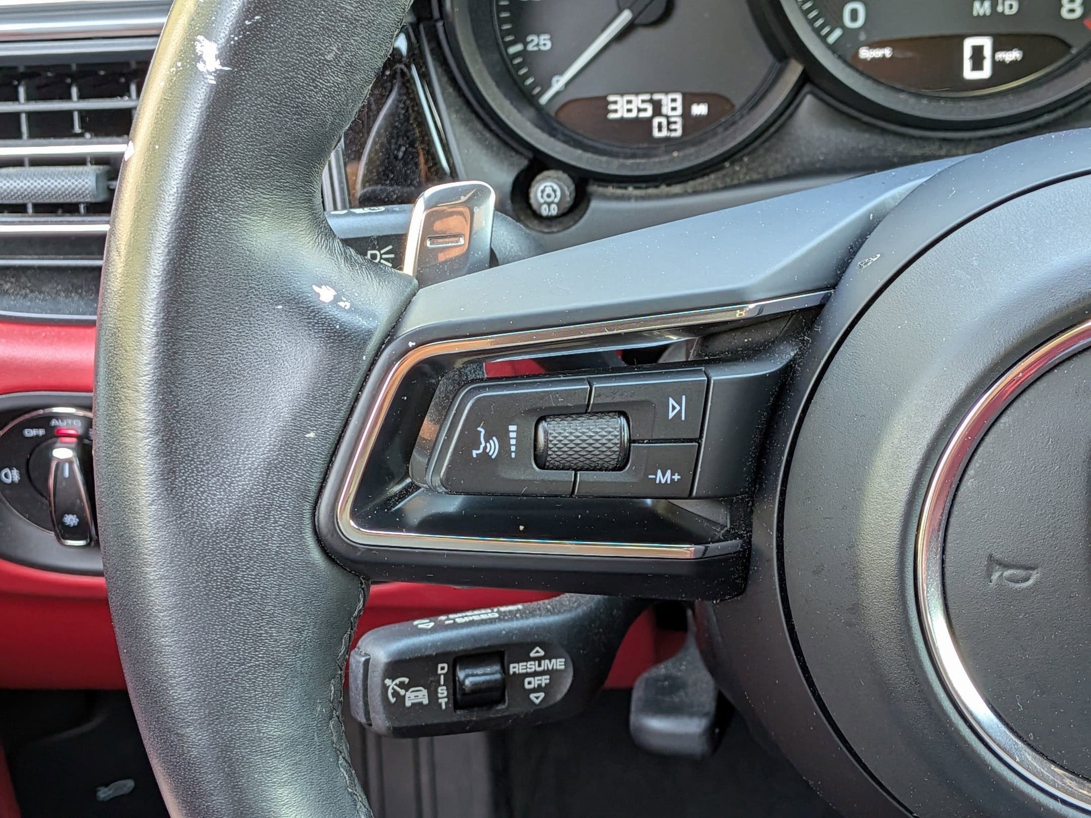 2023 Porsche Macan photo 3