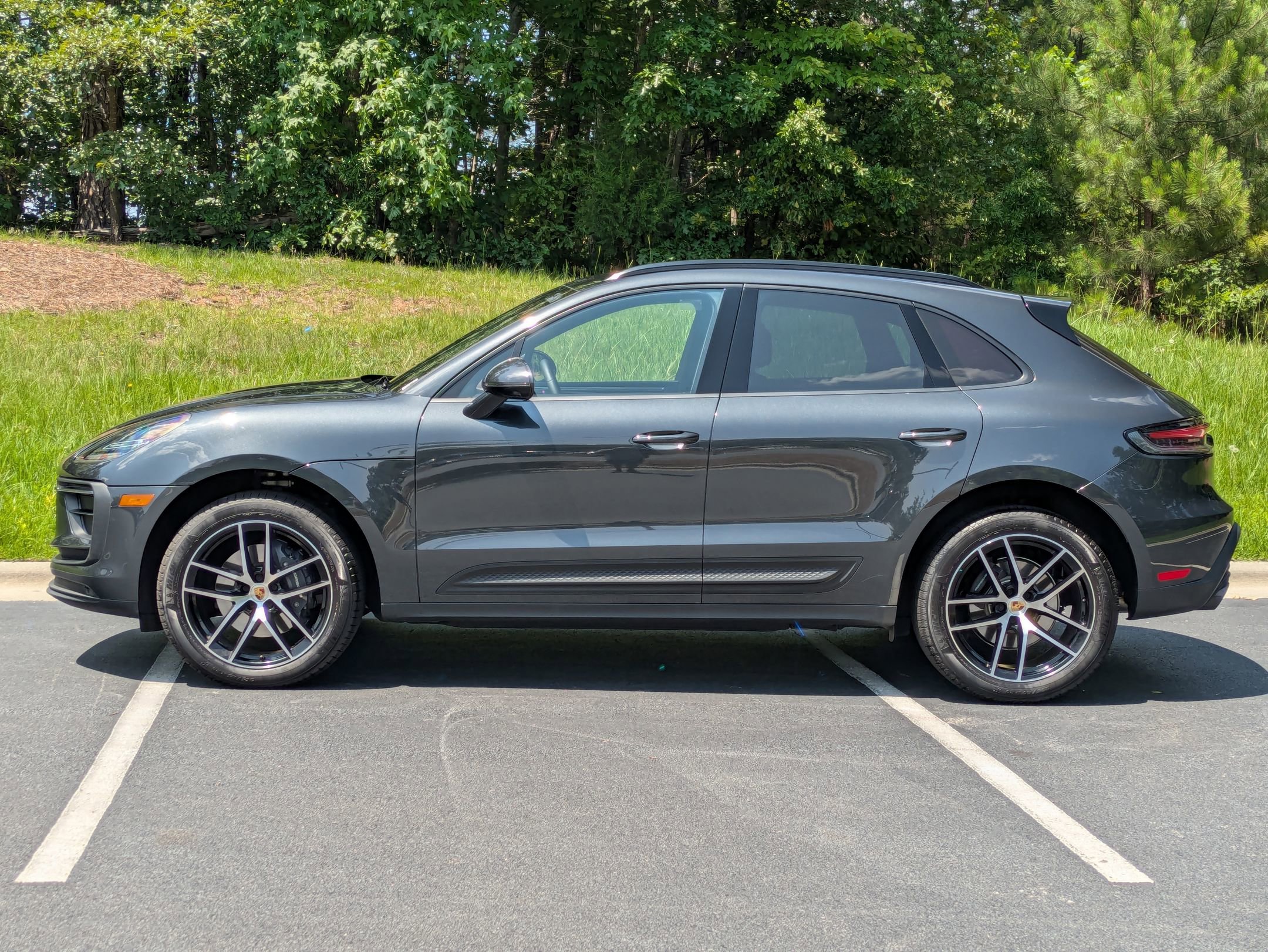 2025 Porsche Macan T photo 2
