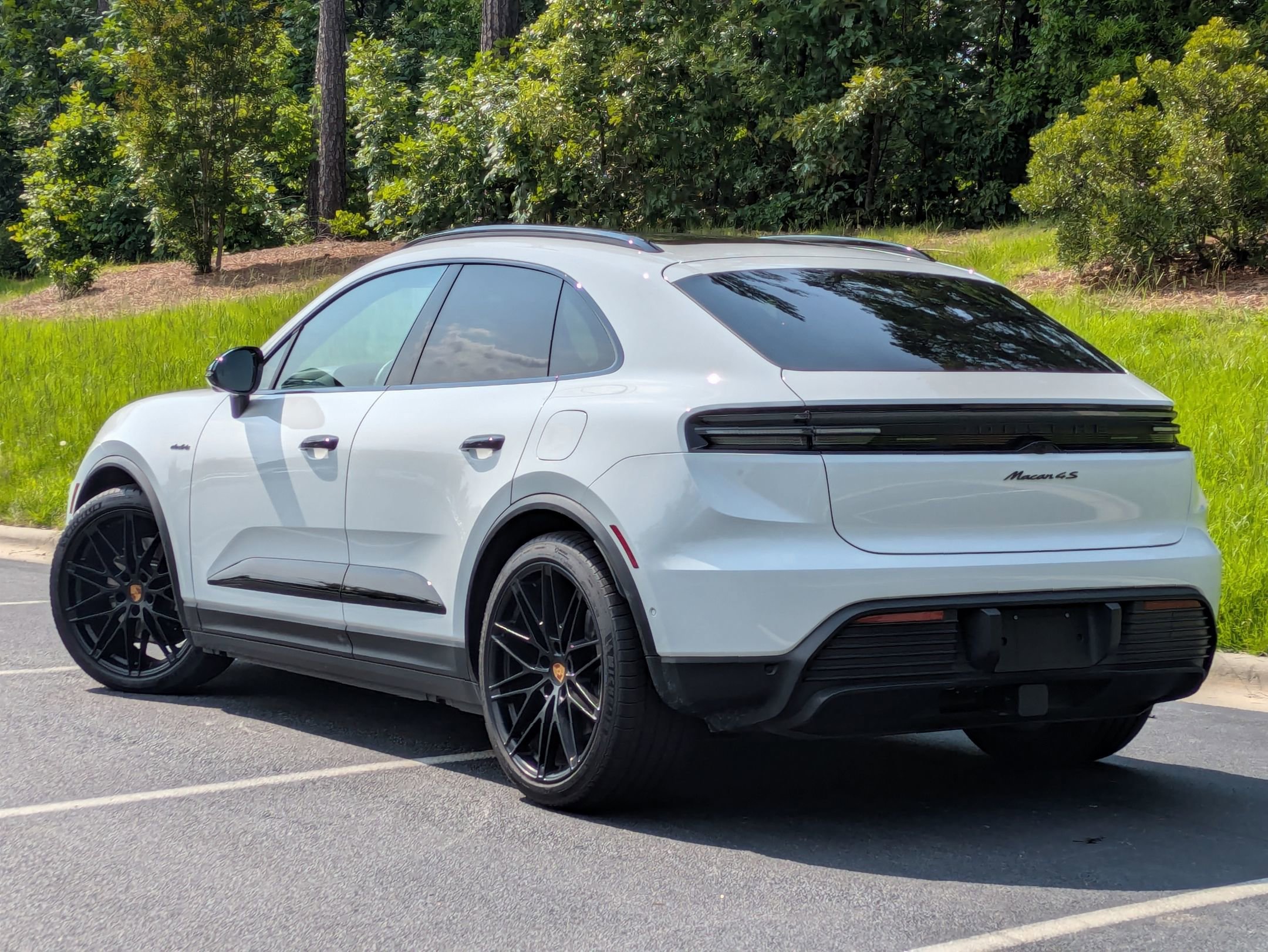2025 Porsche Macan Electric photo 3