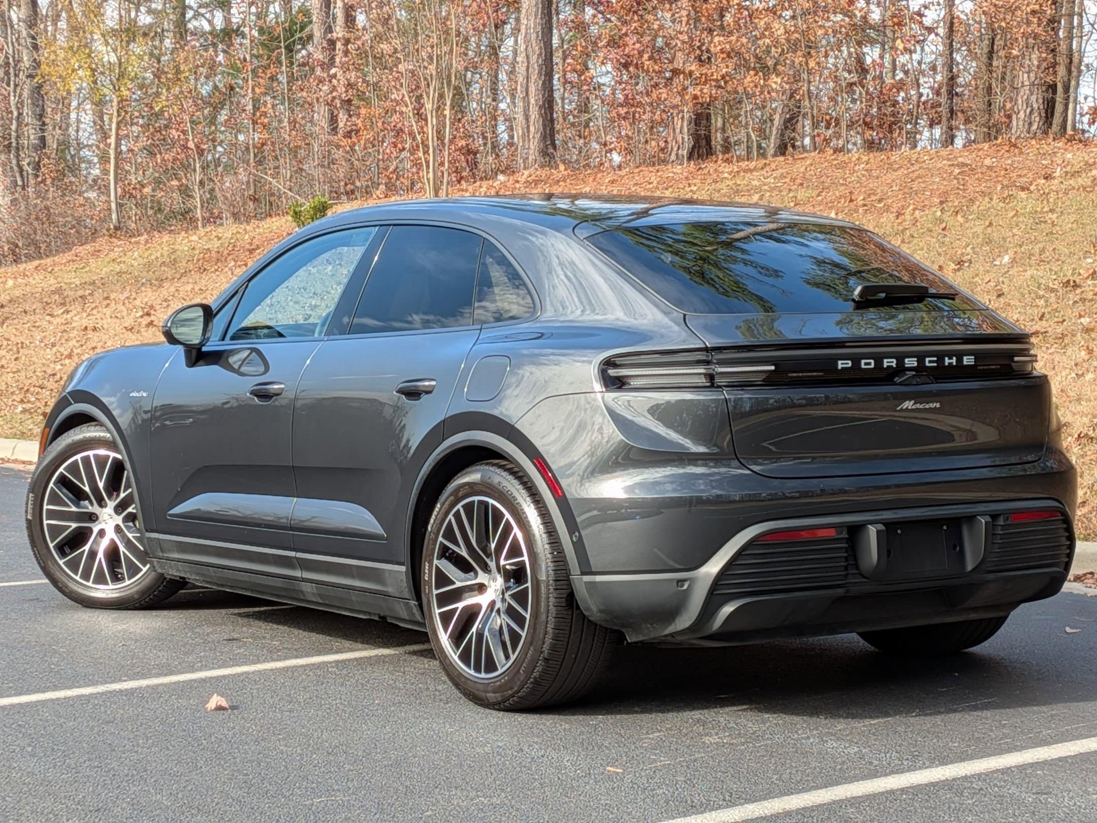 2025 Porsche Macan Electric photo 2