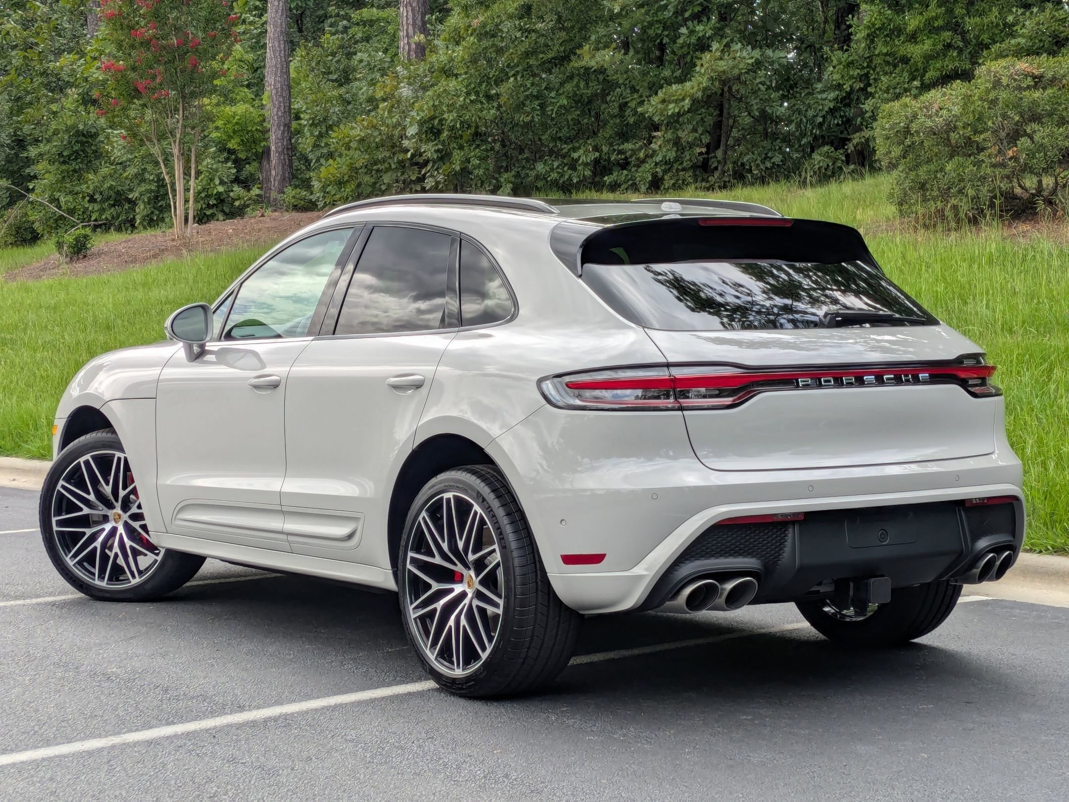 2025 Porsche Macan S photo 3