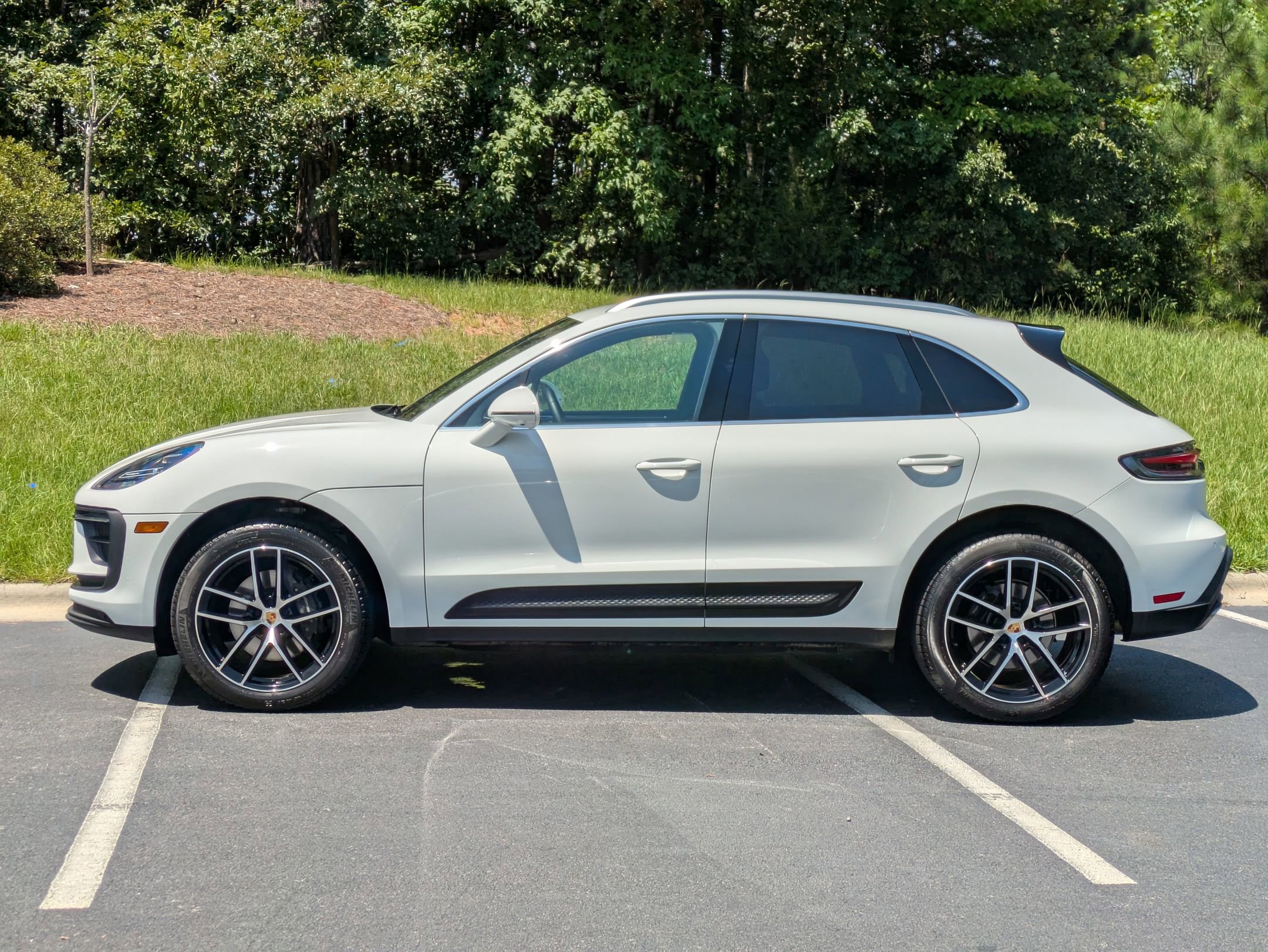 2024 Porsche Macan T photo 2