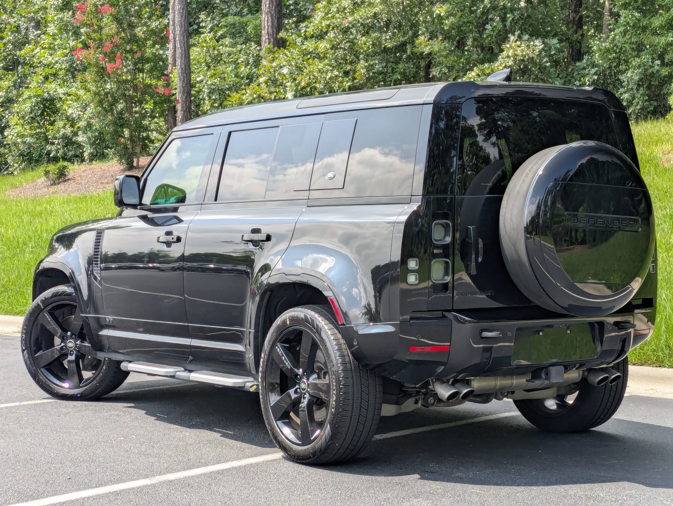 2023 Land Rover Defender V8 photo 3