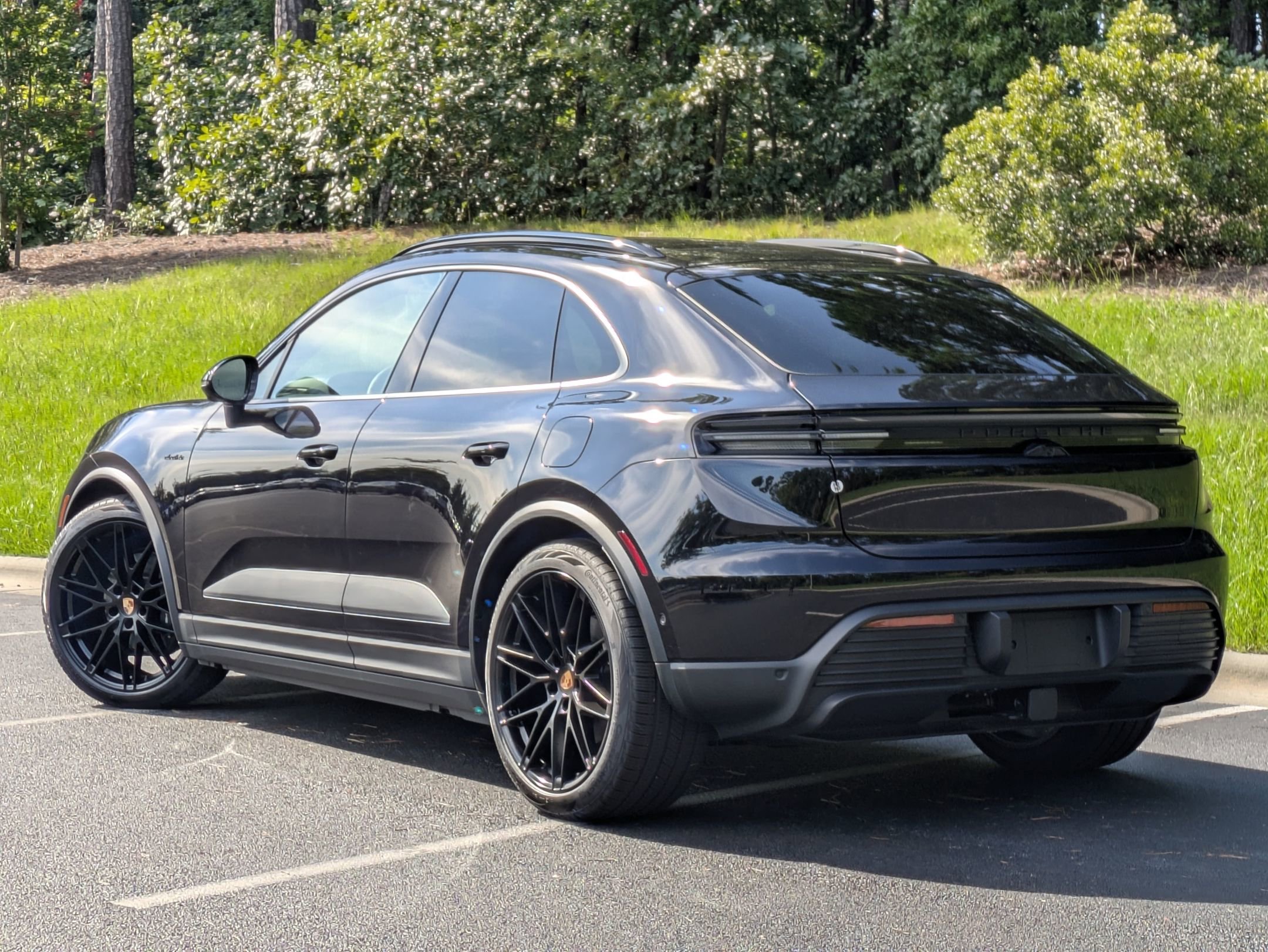 2025 Porsche Macan Electric 4 photo 3