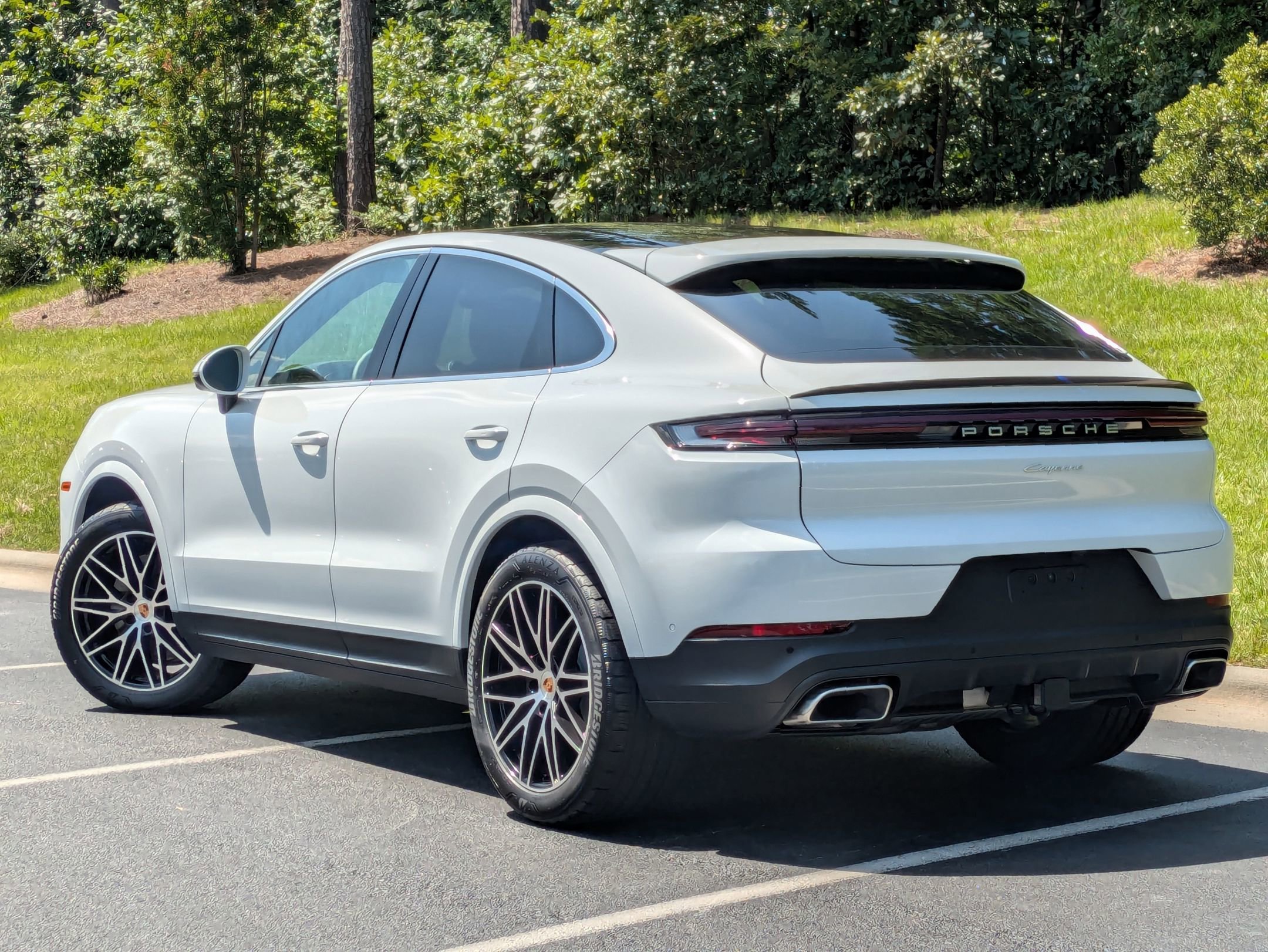 2025 Porsche Cayenne photo 2