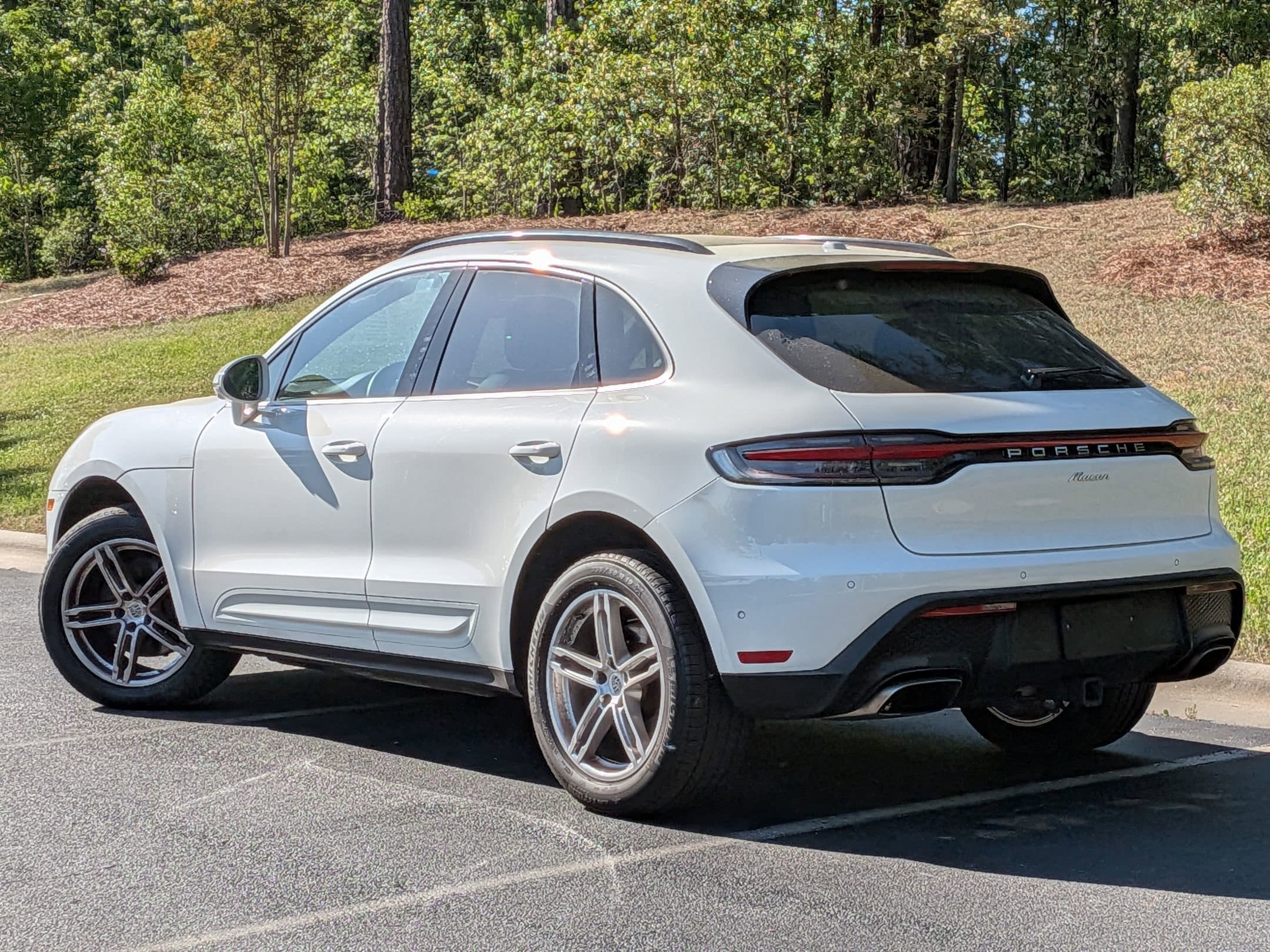2023 Porsche Macan photo 2