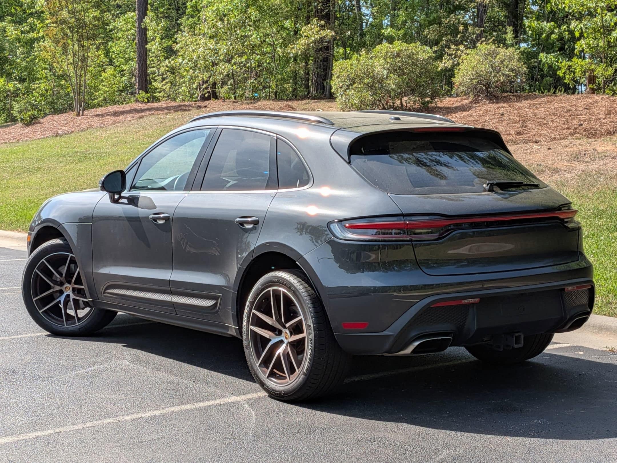 2023 Porsche Macan photo 2