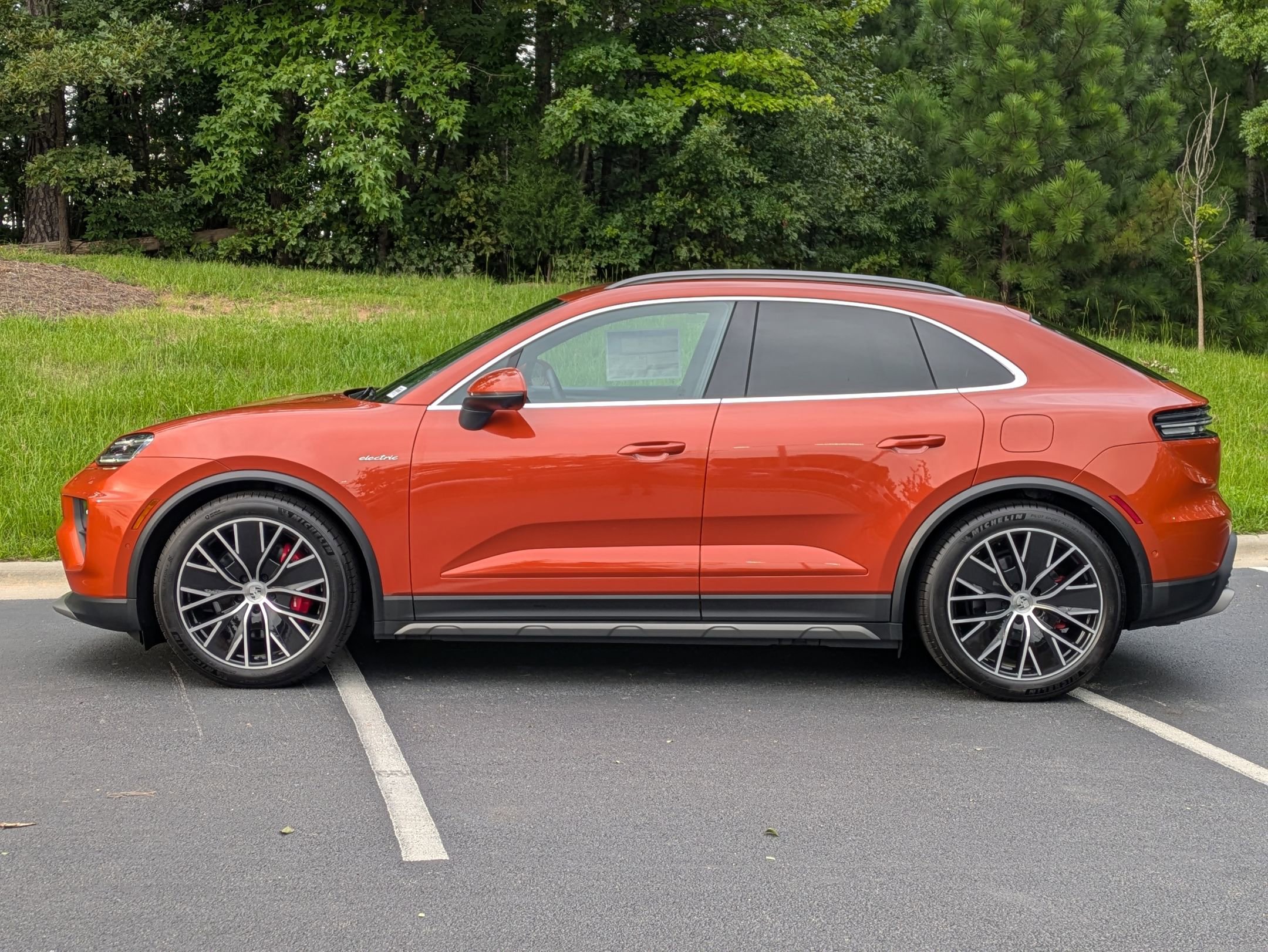 2025 Porsche Macan Electric photo 2