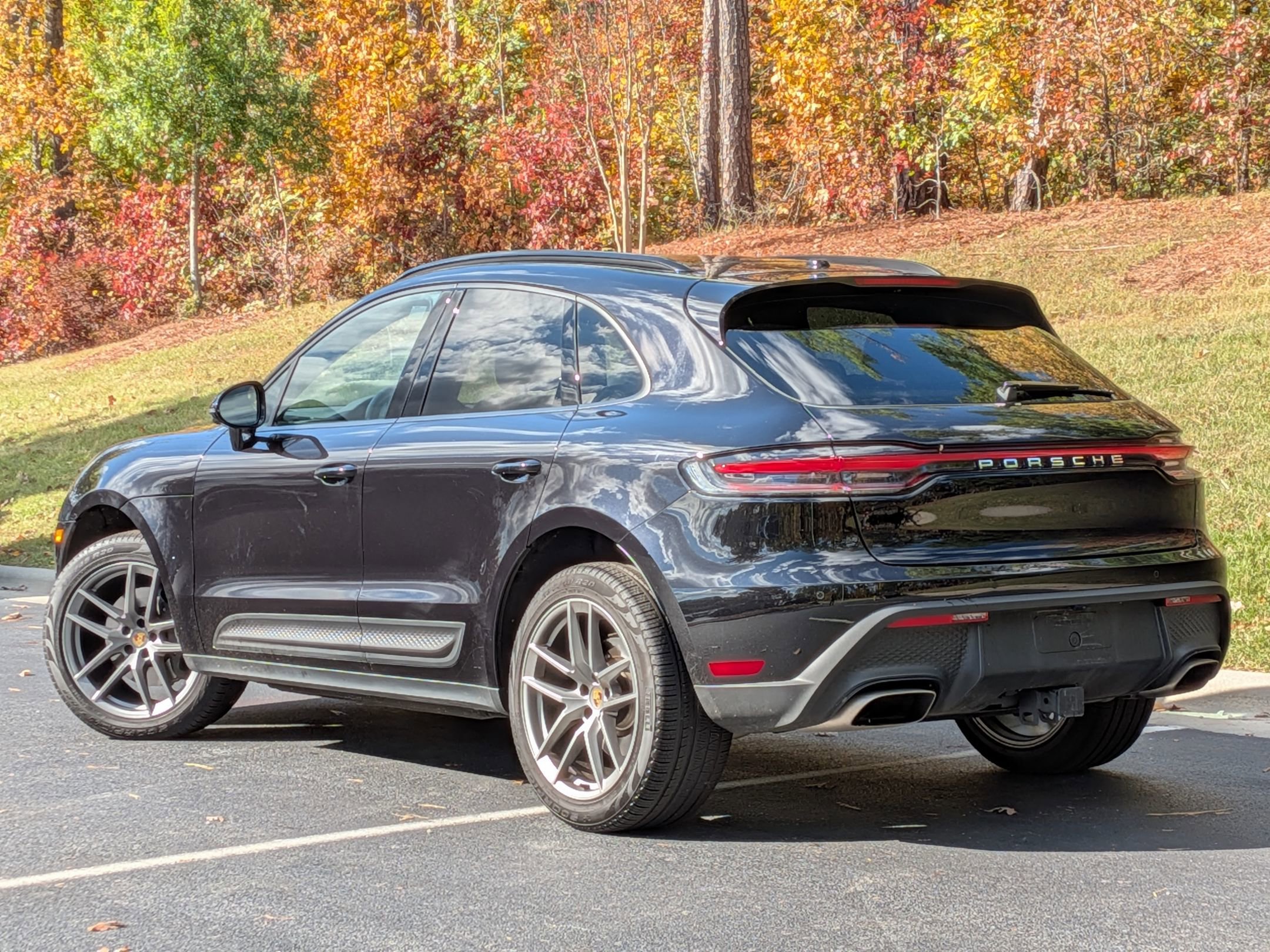 2025 Porsche Macan T photo 2