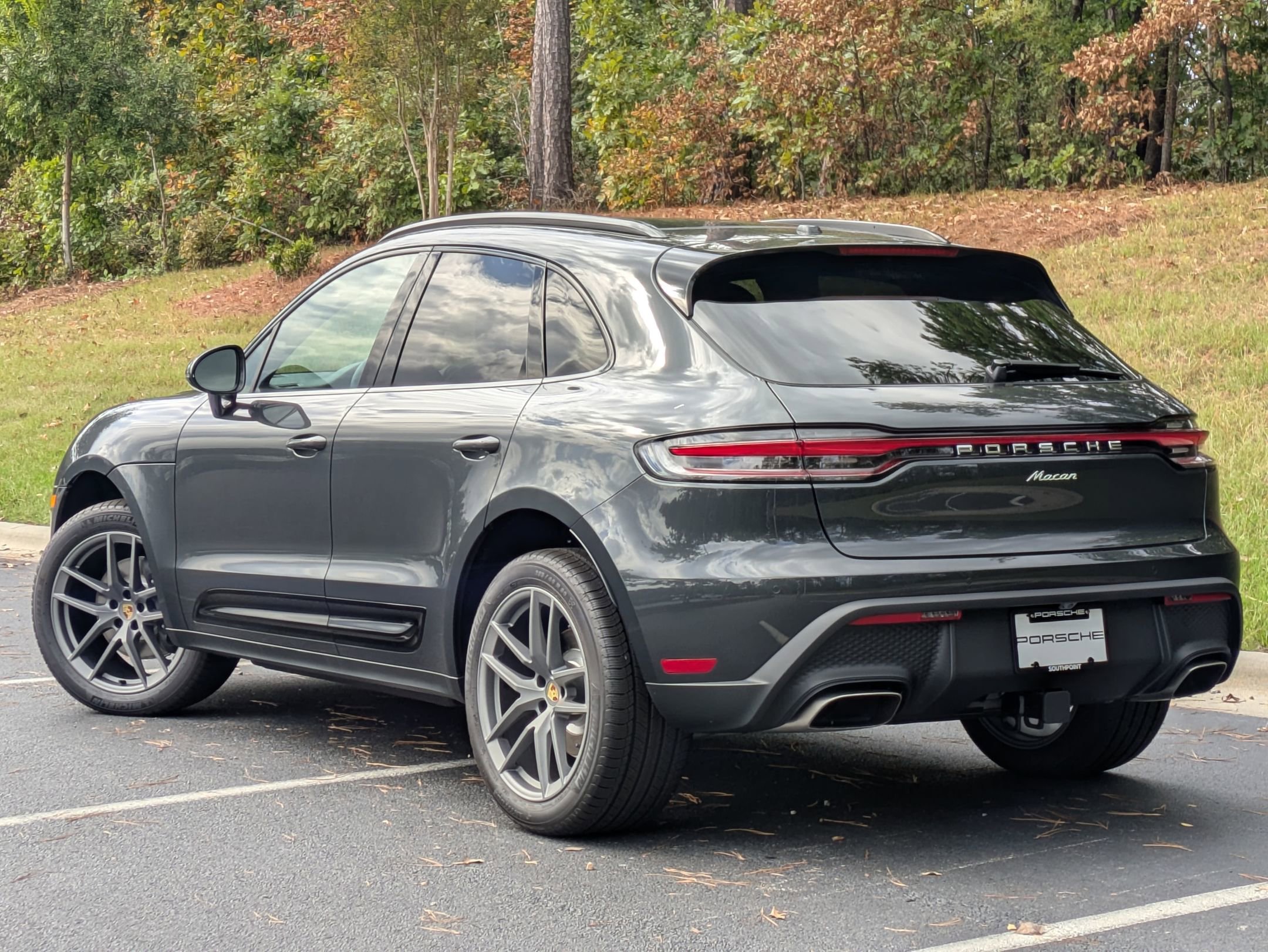 2026 Porsche Macan T photo 2