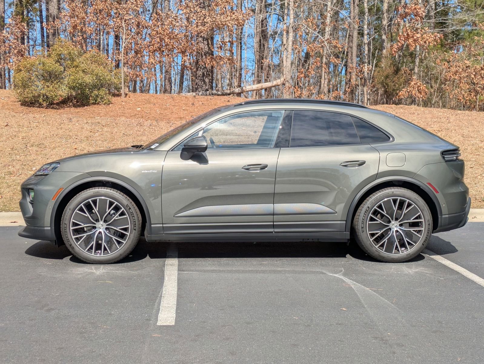 2025 Porsche Macan Electric photo 2