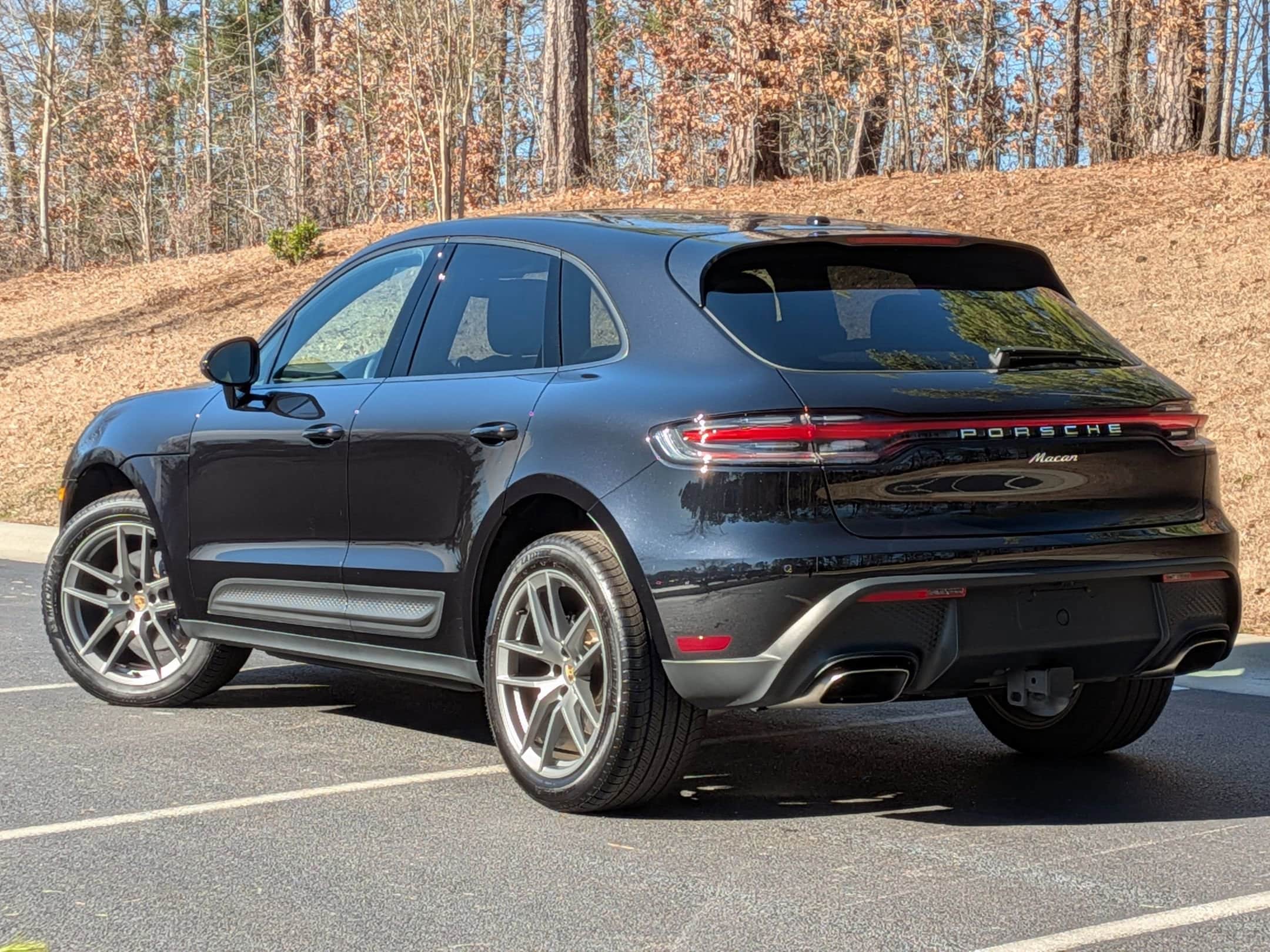2025 Porsche Macan photo 2