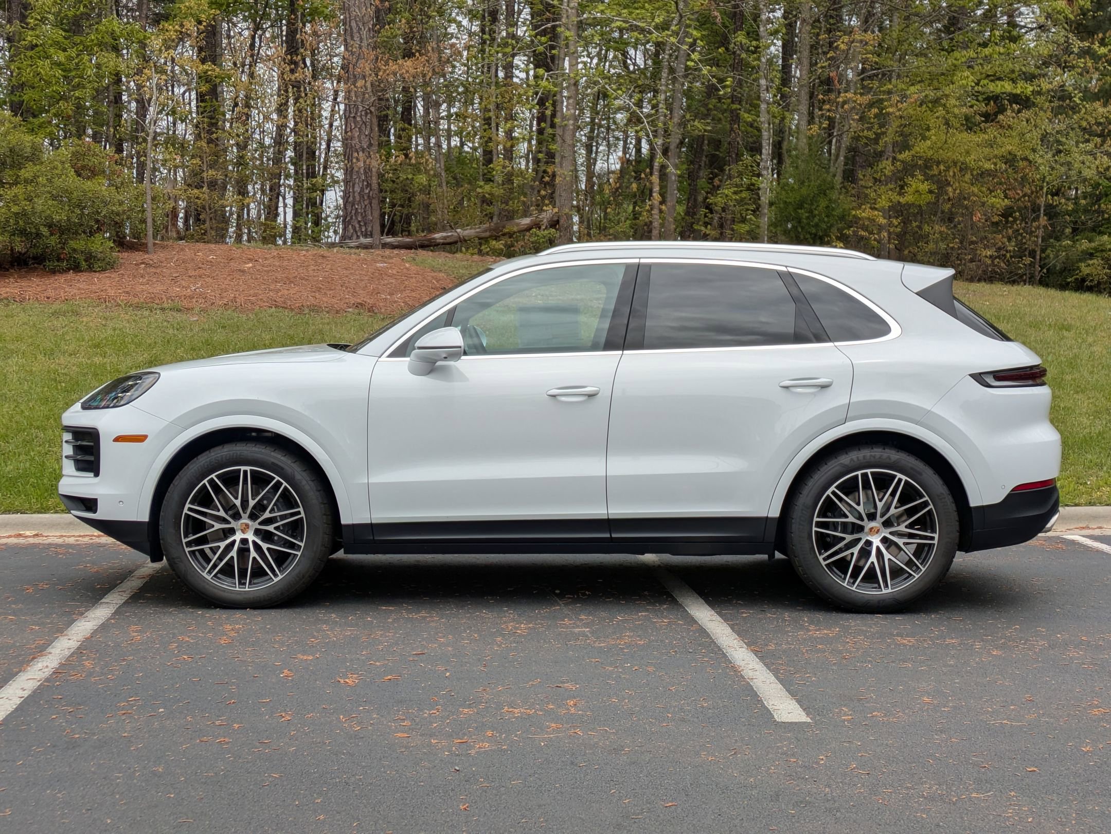 2025 Porsche Cayenne photo 2