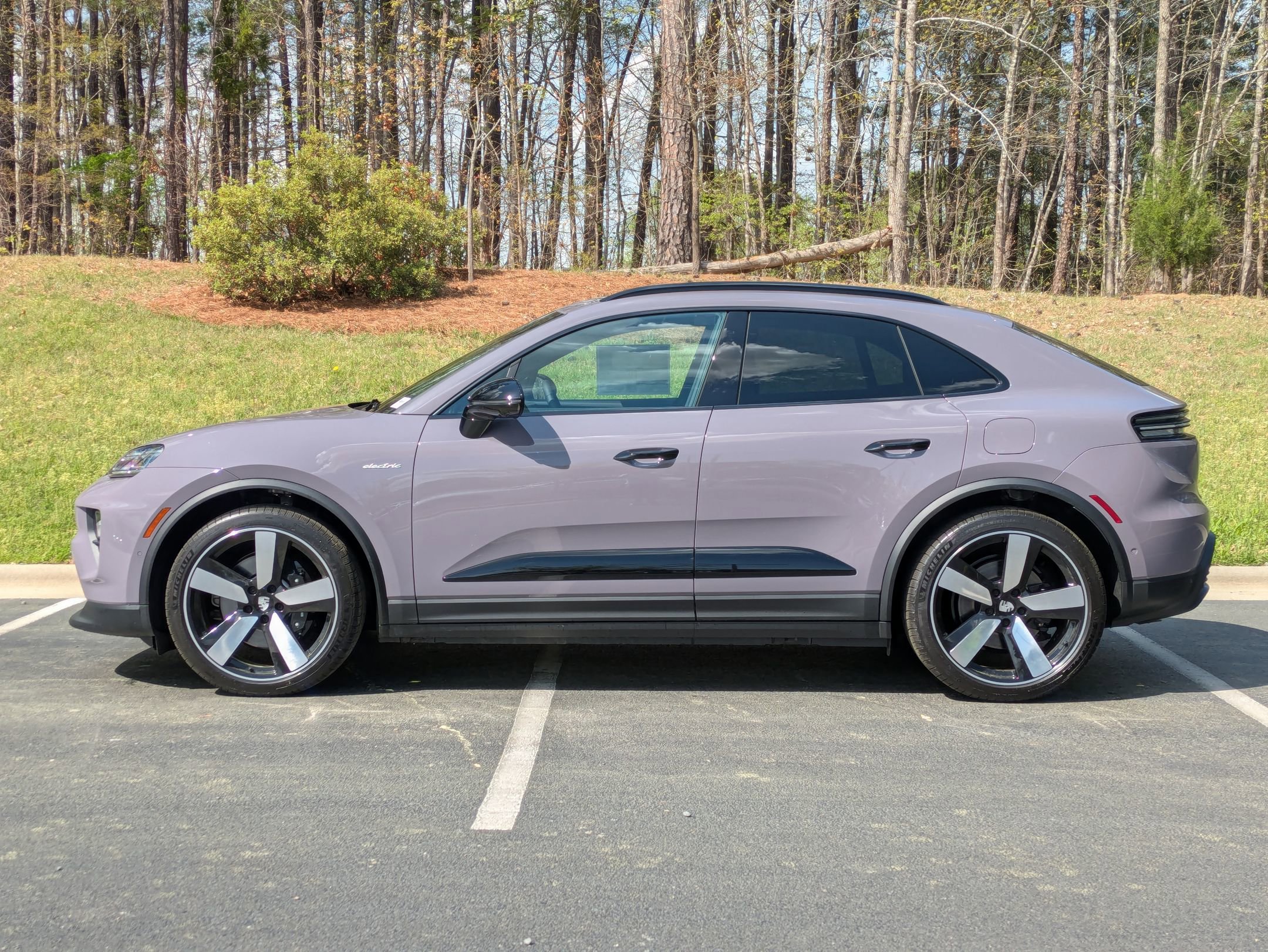 2025 Porsche Macan Electric photo 2