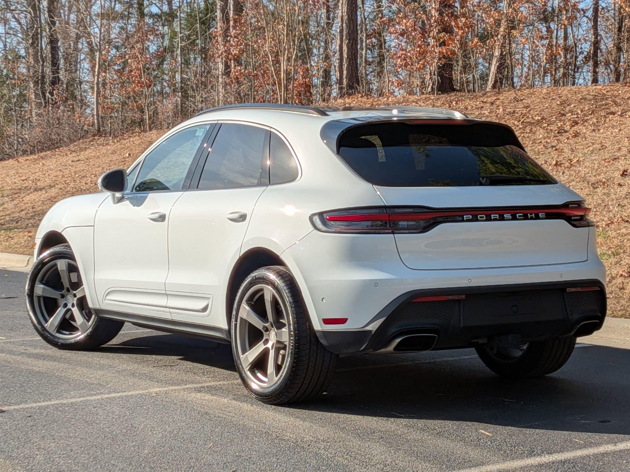 2025 Porsche Macan photo 2