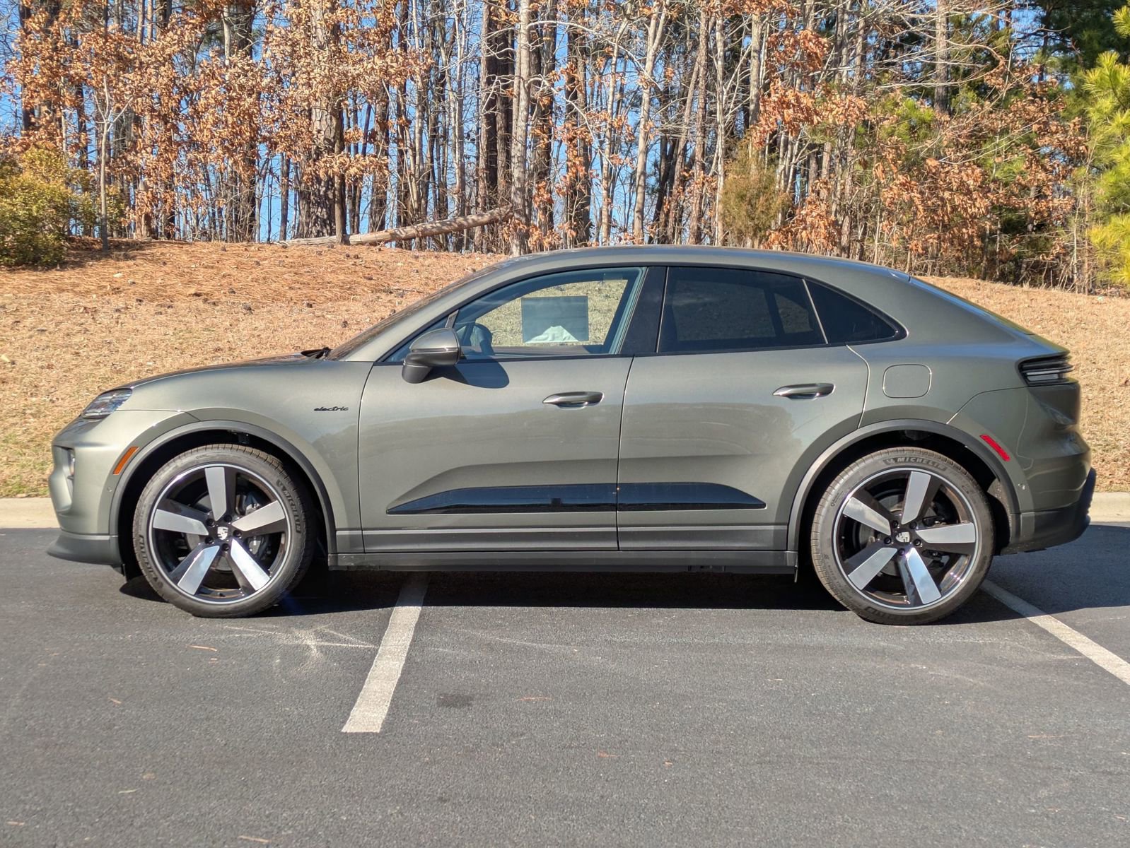 2025 Porsche Macan Electric 4 photo 2