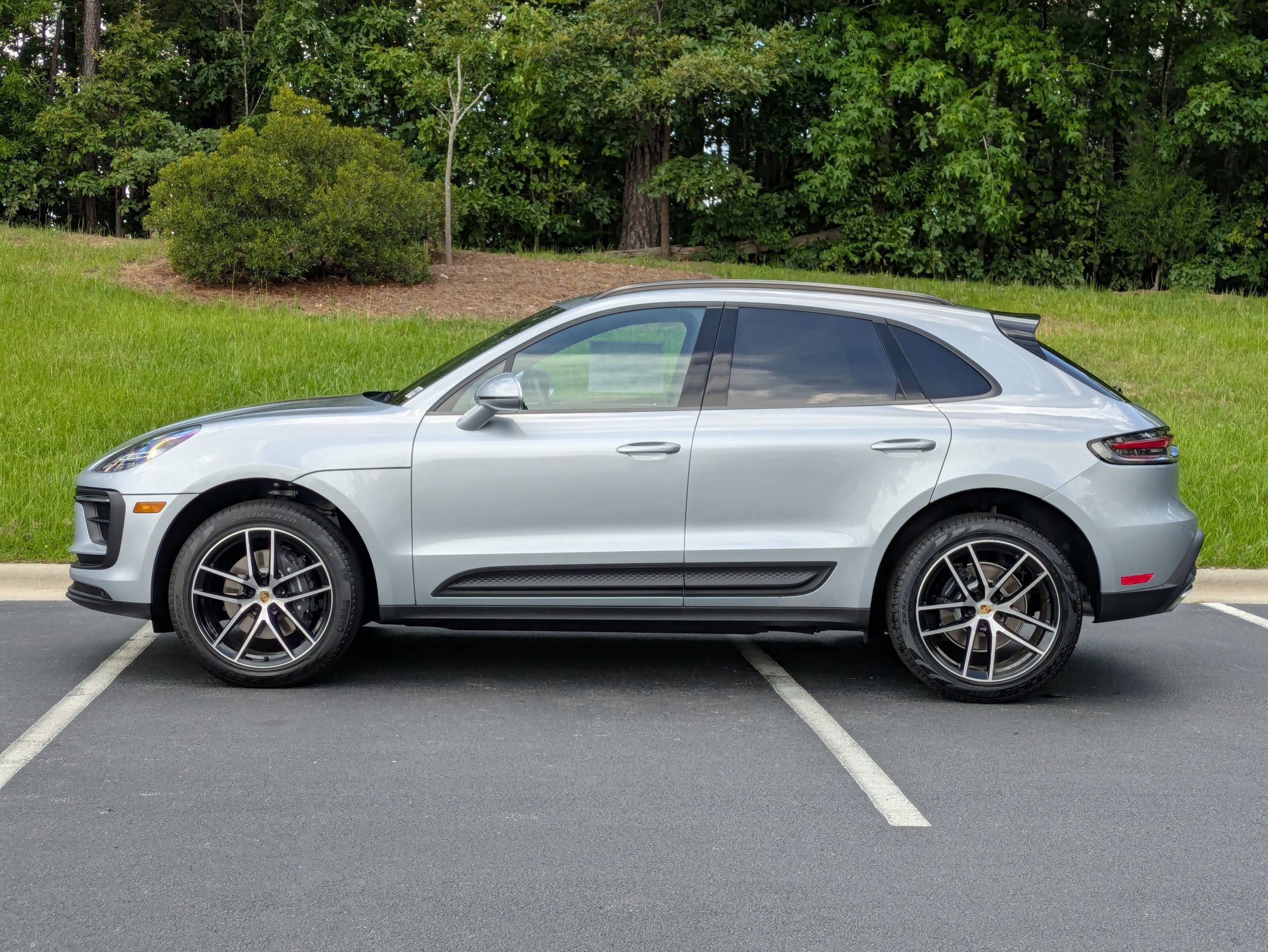 2025 Porsche Macan T photo 2