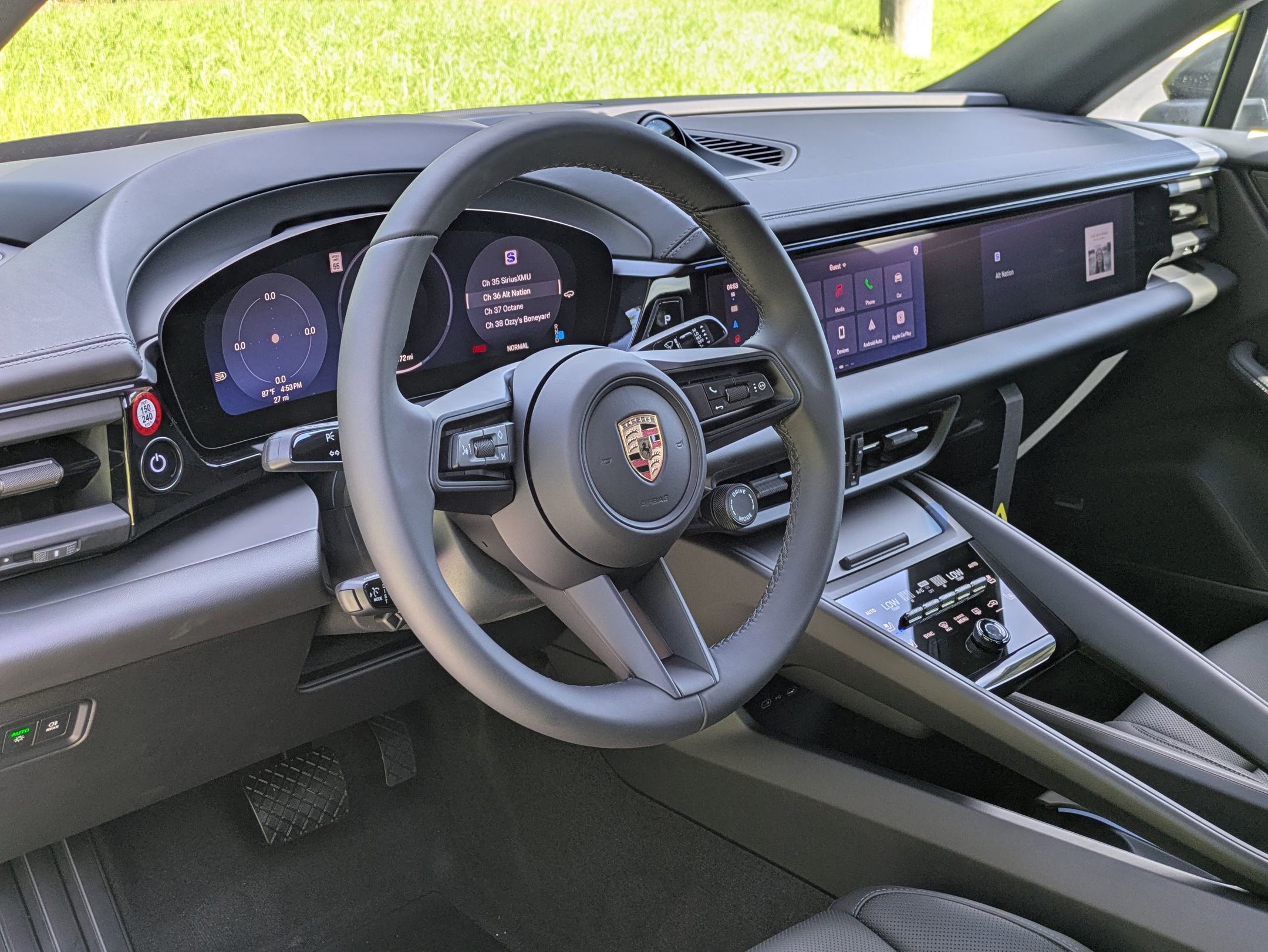 2025 Porsche Macan Electric 4 photo 4