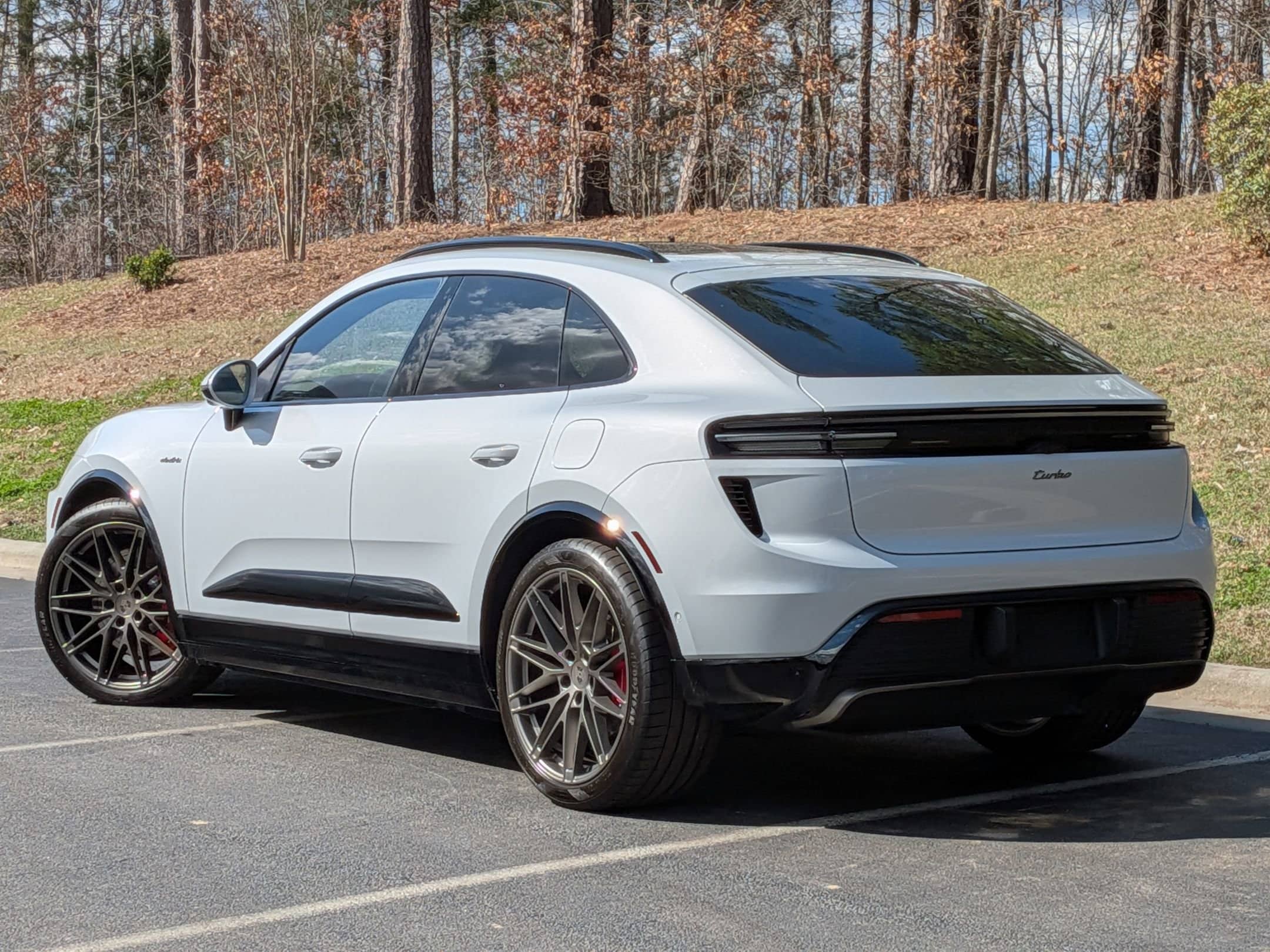 2025 Porsche Macan Electric Turbo photo 2