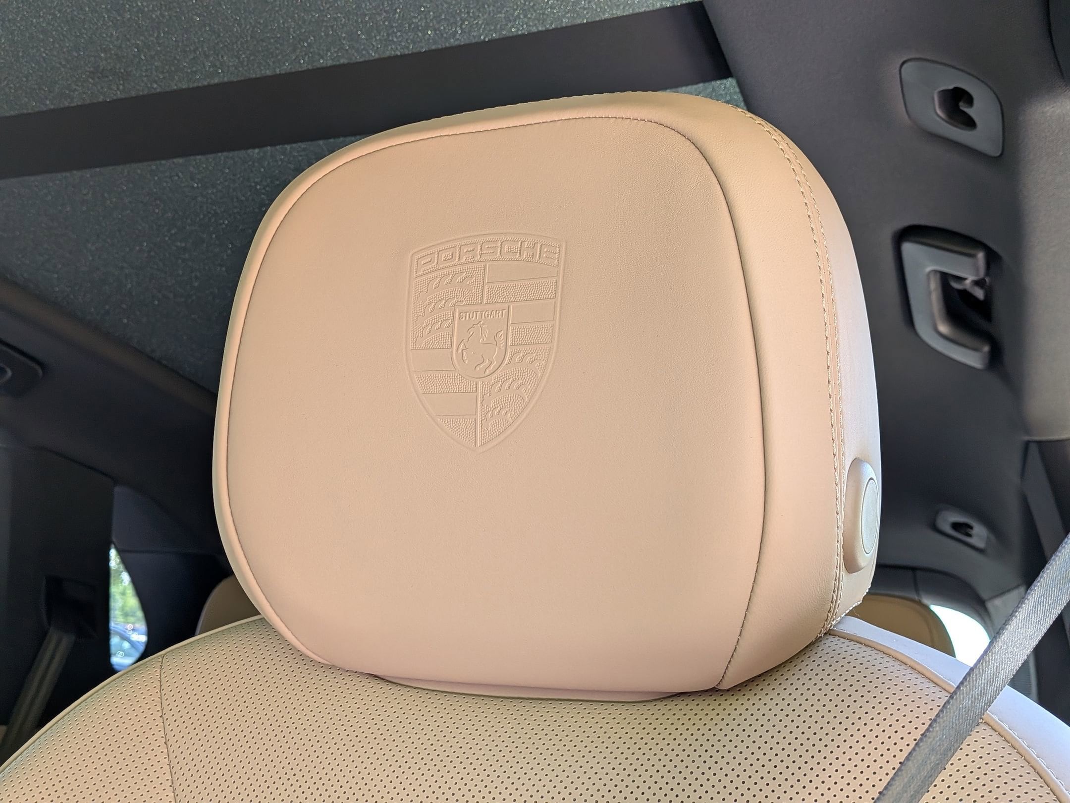 2022 Porsche Cayenne Platinum Edition photo 4