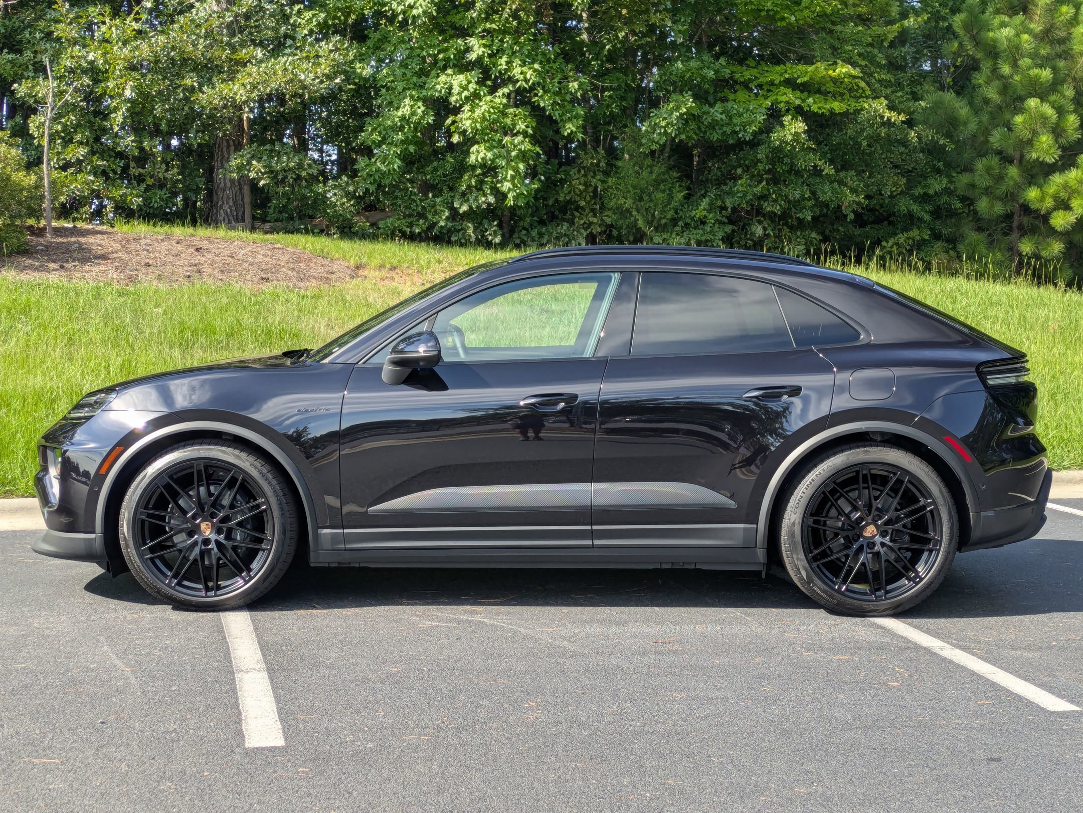2025 Porsche Macan Electric 4 photo 2