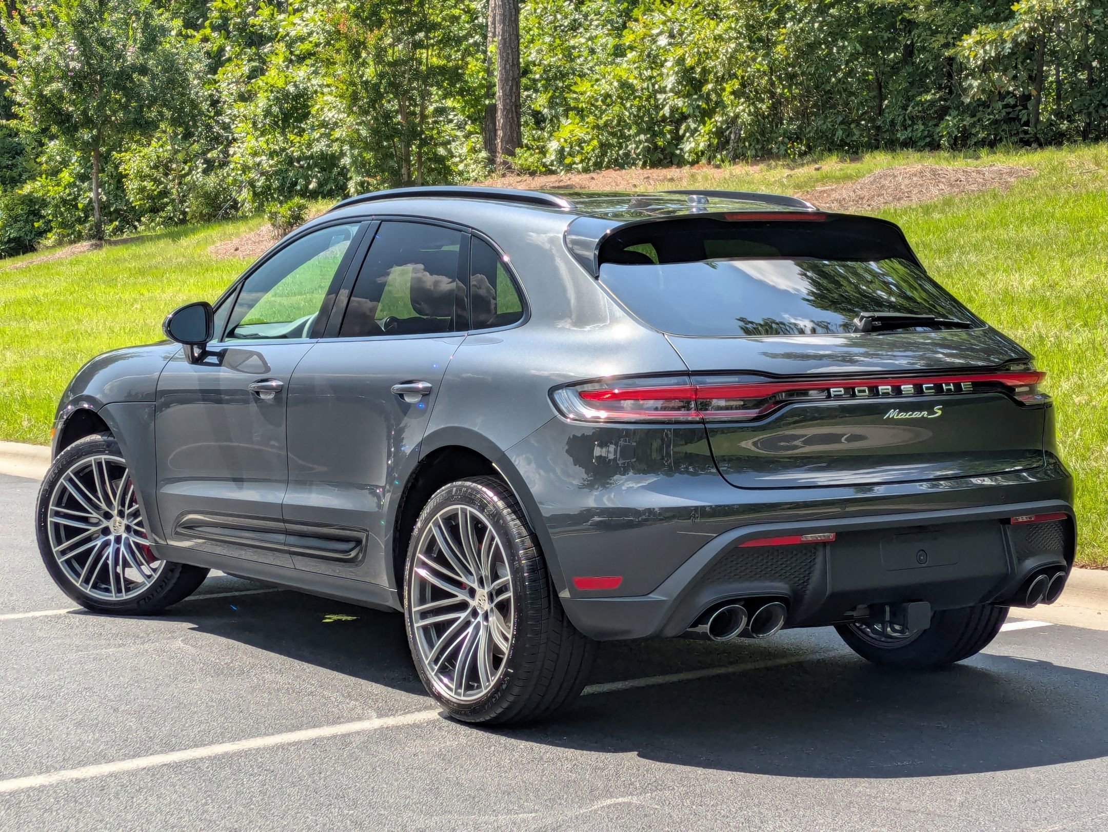 2025 Porsche Macan S photo 3