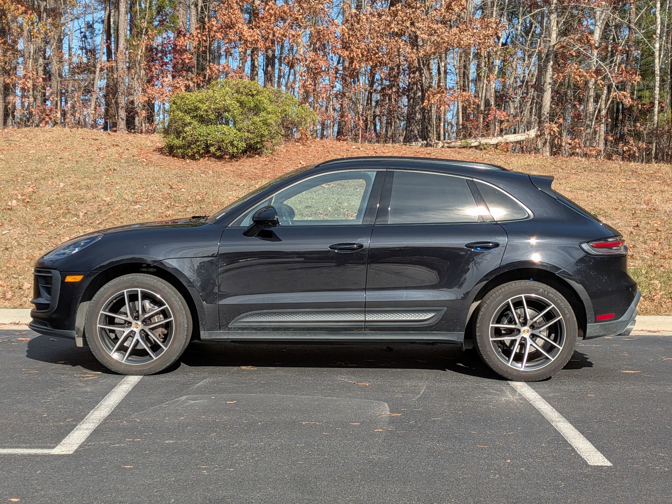 2023 Porsche Macan T photo 2