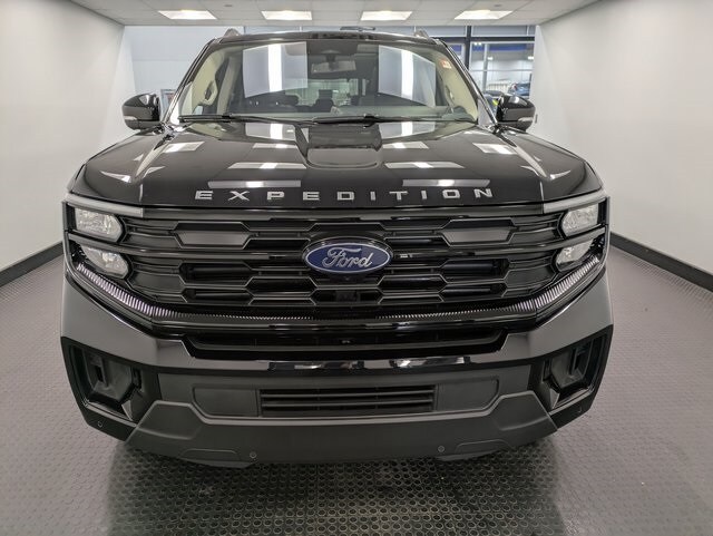 2025 Ford Expedition photo 2