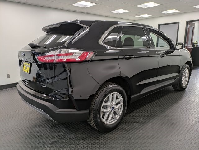 2022 Ford Edge SEL photo 2